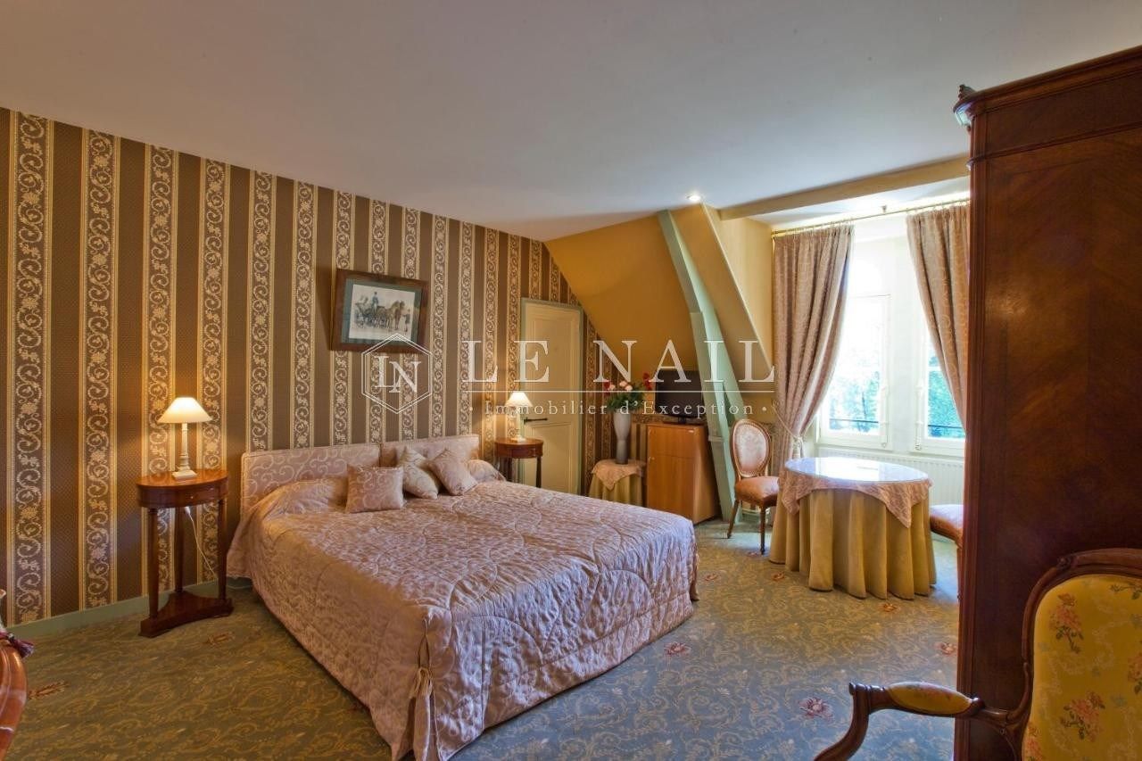 castle 30 rooms for sale on LA ROCHE SUR YON (85000)