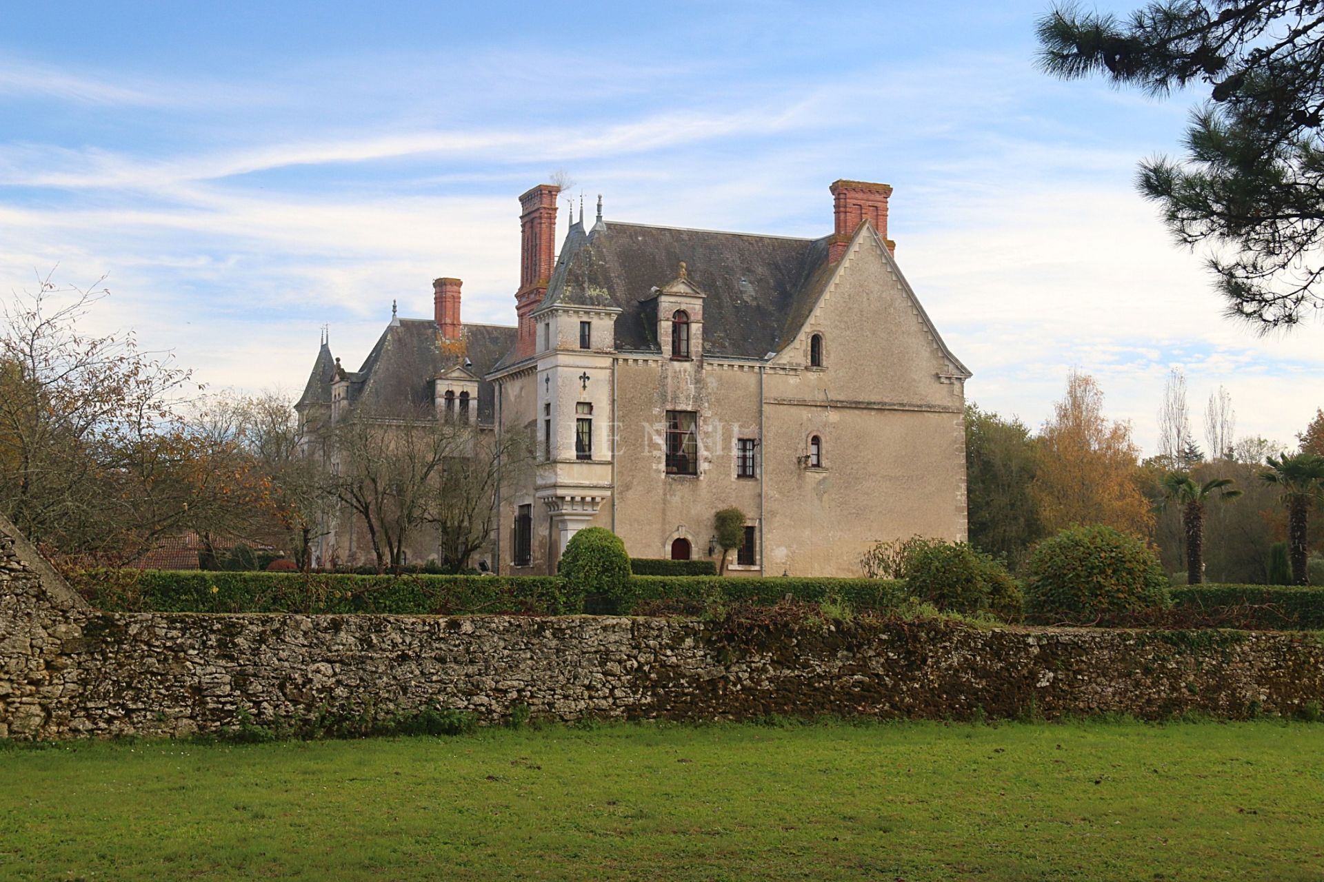 castle 30 rooms for sale on LA ROCHE SUR YON (85000)