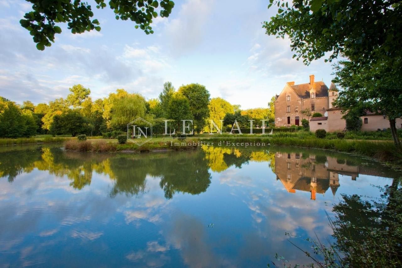 castle 30 rooms for sale on LA ROCHE SUR YON (85000)