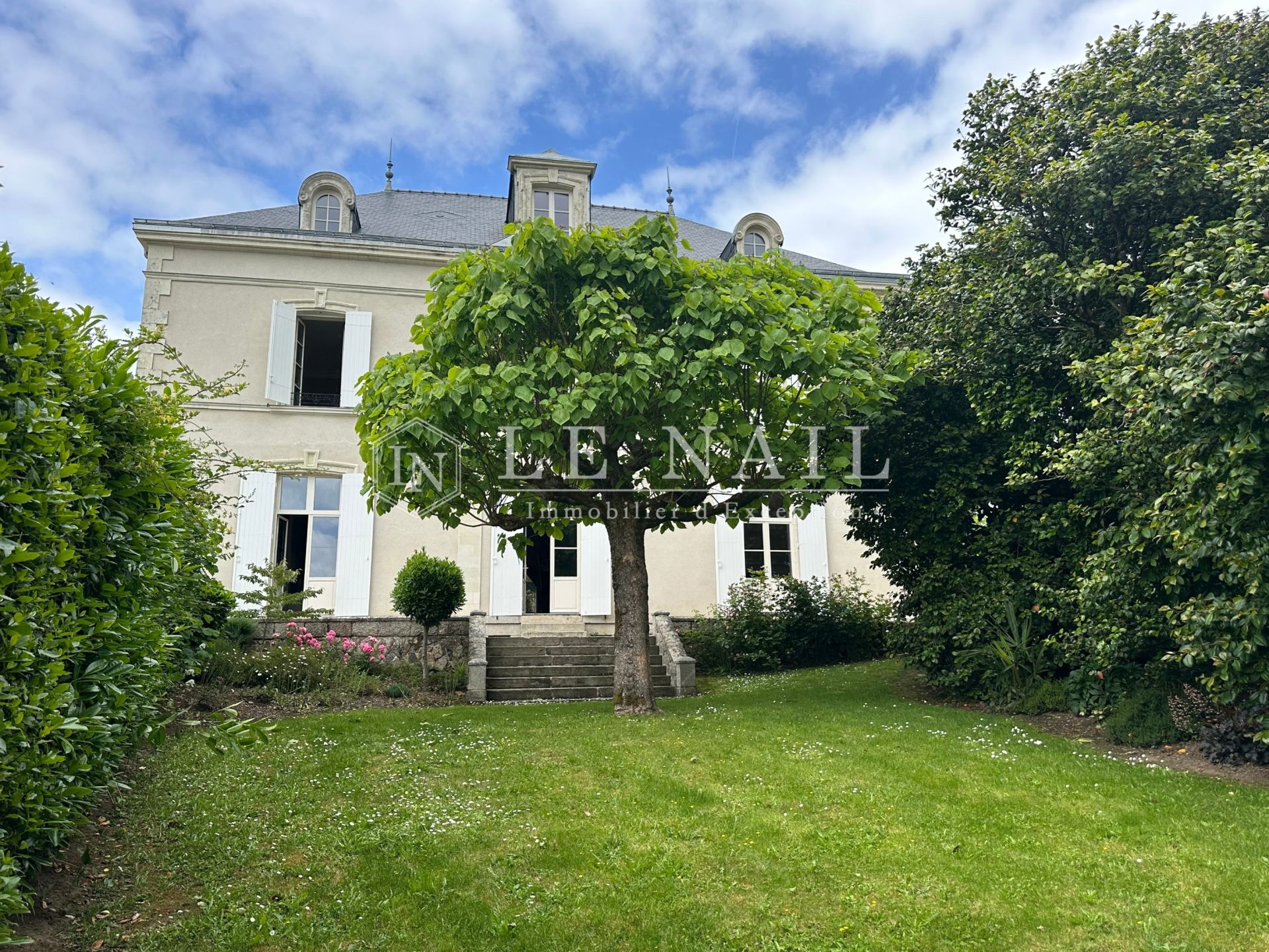 mansion 12 rooms for sale on ROCHESERVIERE (85620)