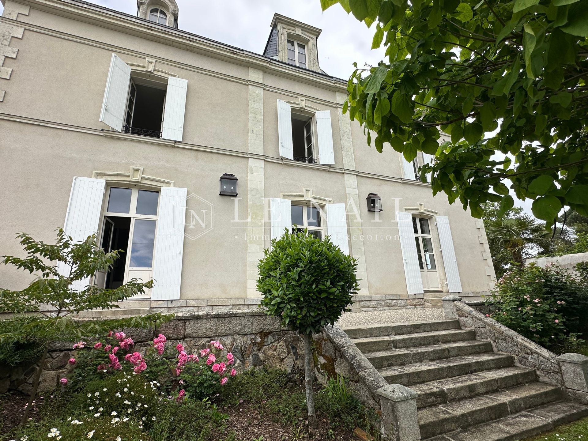 mansion 12 rooms for sale on ROCHESERVIERE (85620)