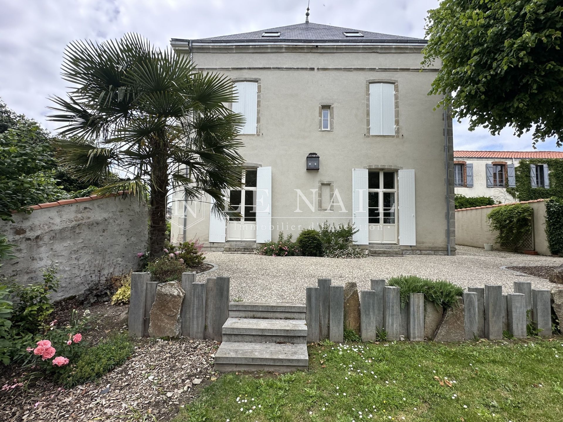mansion 12 rooms for sale on ROCHESERVIERE (85620)