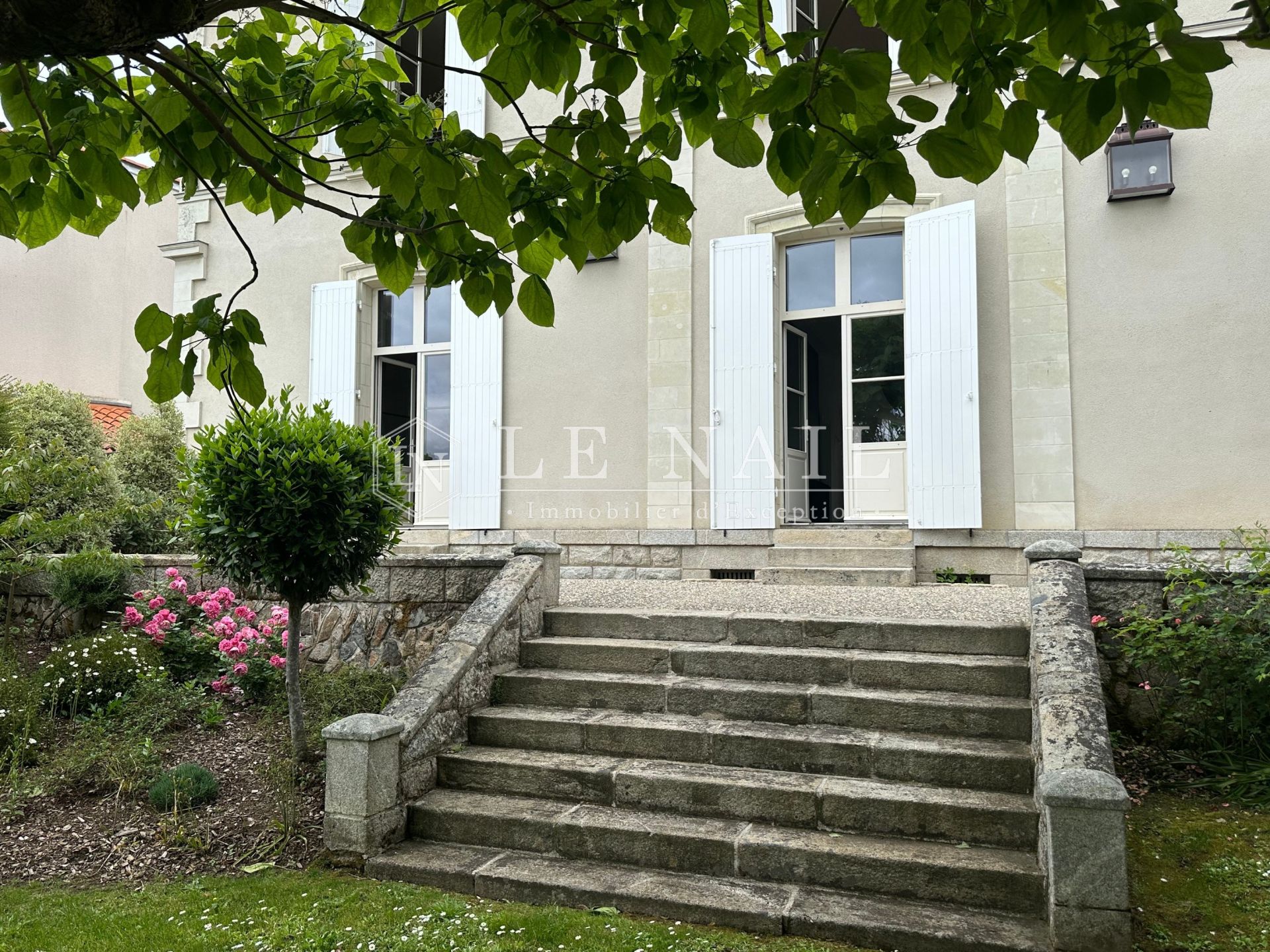 mansion 12 rooms for sale on ROCHESERVIERE (85620)