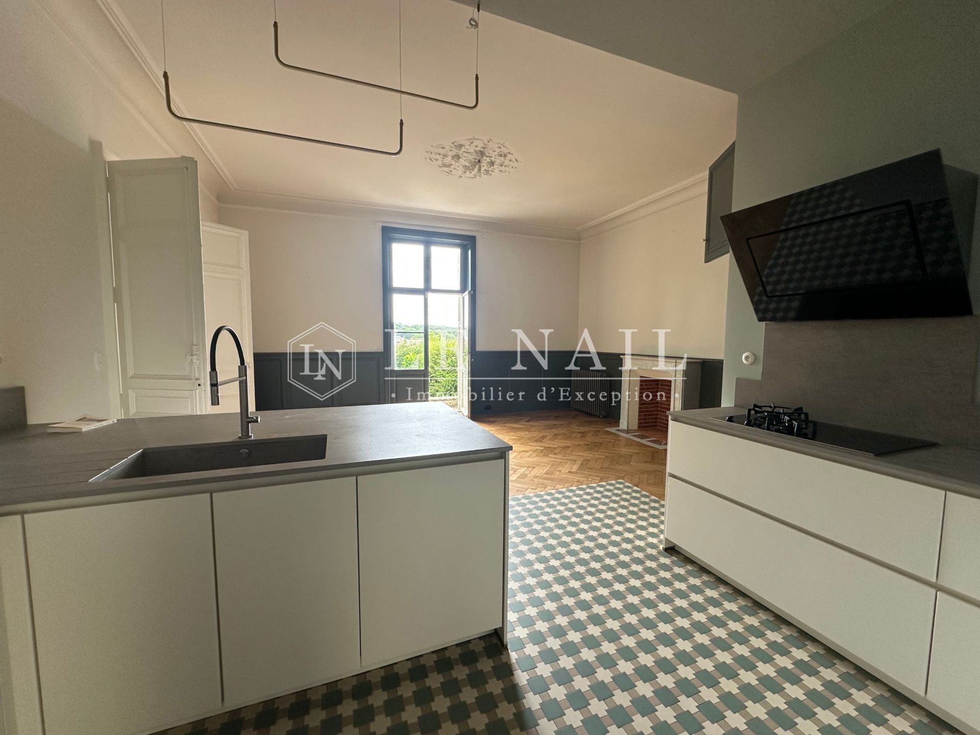 mansion 12 rooms for sale on ROCHESERVIERE (85620)
