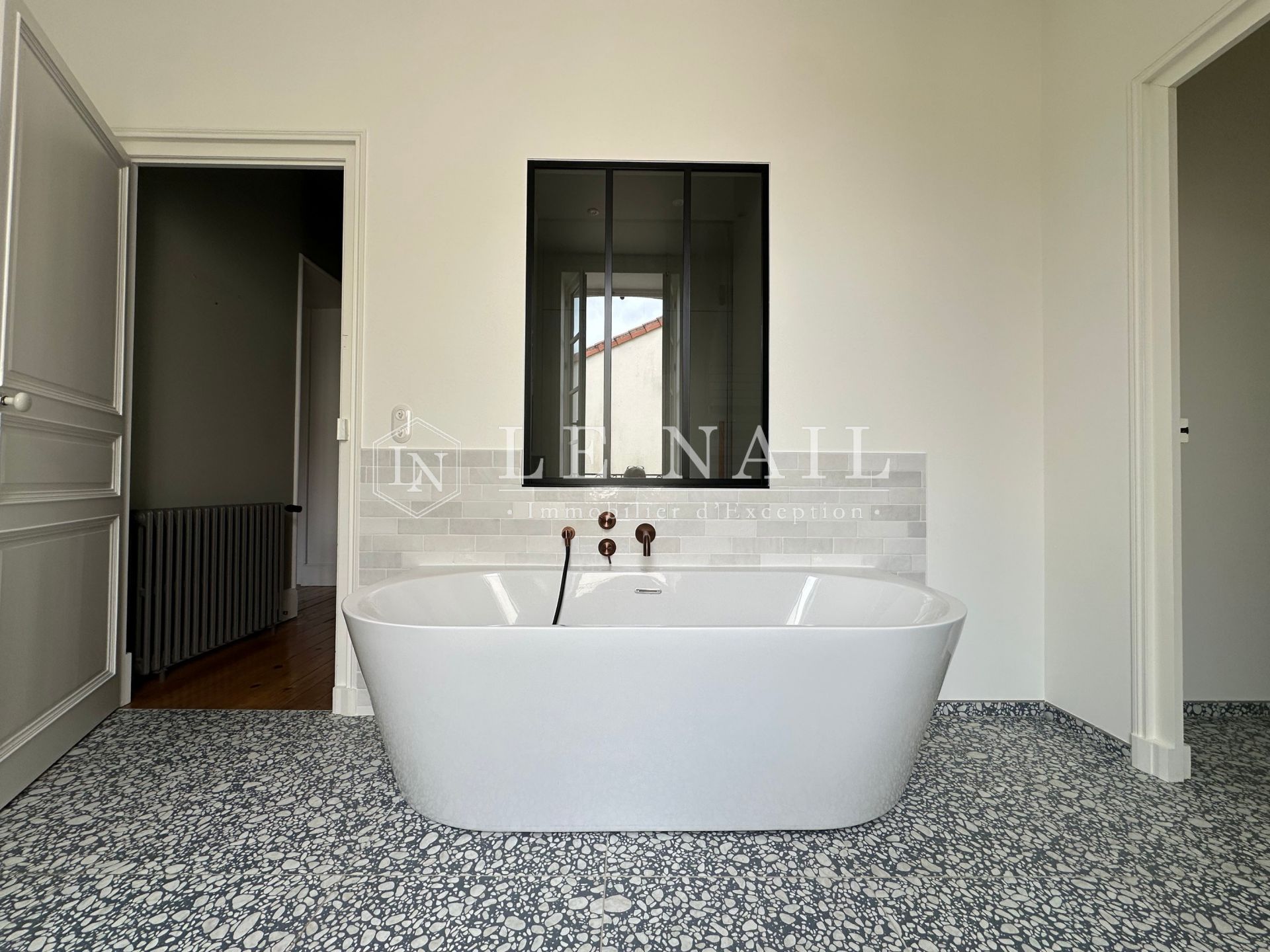 mansion 12 rooms for sale on ROCHESERVIERE (85620)