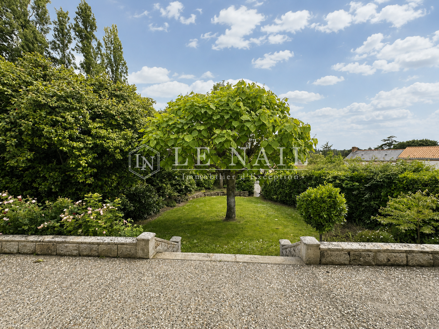 mansion 12 rooms for sale on ROCHESERVIERE (85620)