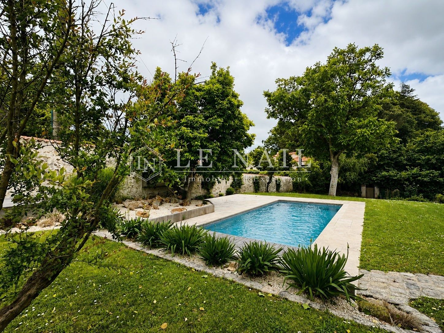 mansion 12 rooms for sale on ROCHESERVIERE (85620)