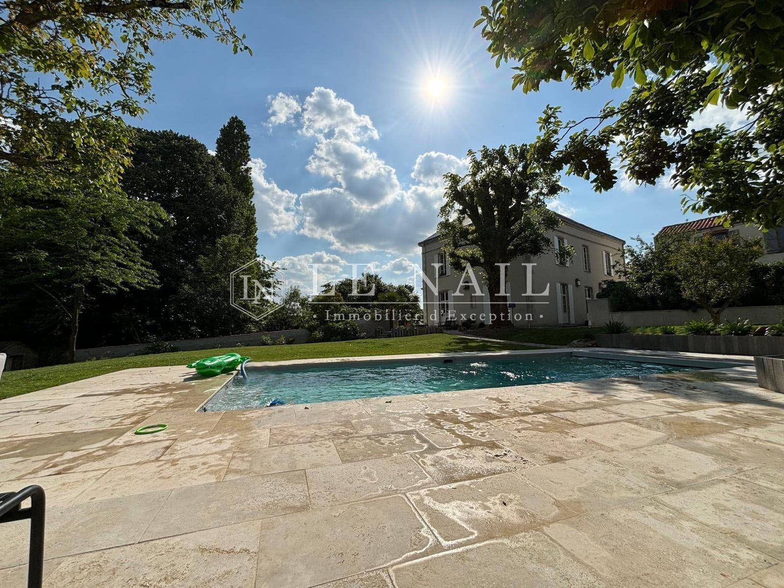 mansion 12 rooms for sale on ROCHESERVIERE (85620)