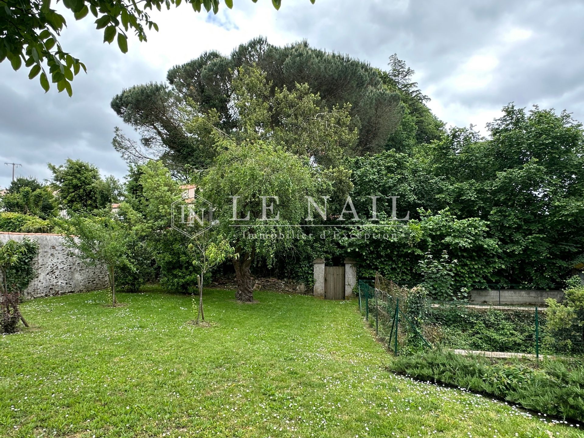 mansion 12 rooms for sale on ROCHESERVIERE (85620)