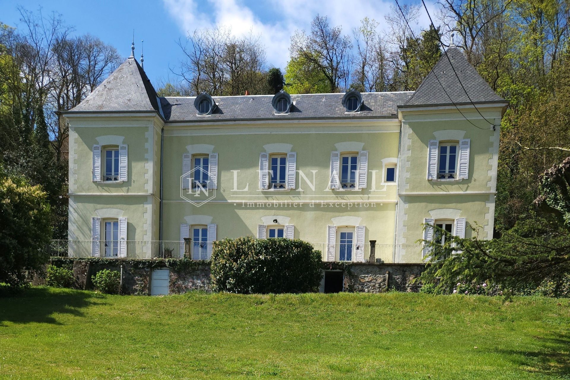 maison bourgeoise 19 pièces en vente à STE COLOMBE (69560)