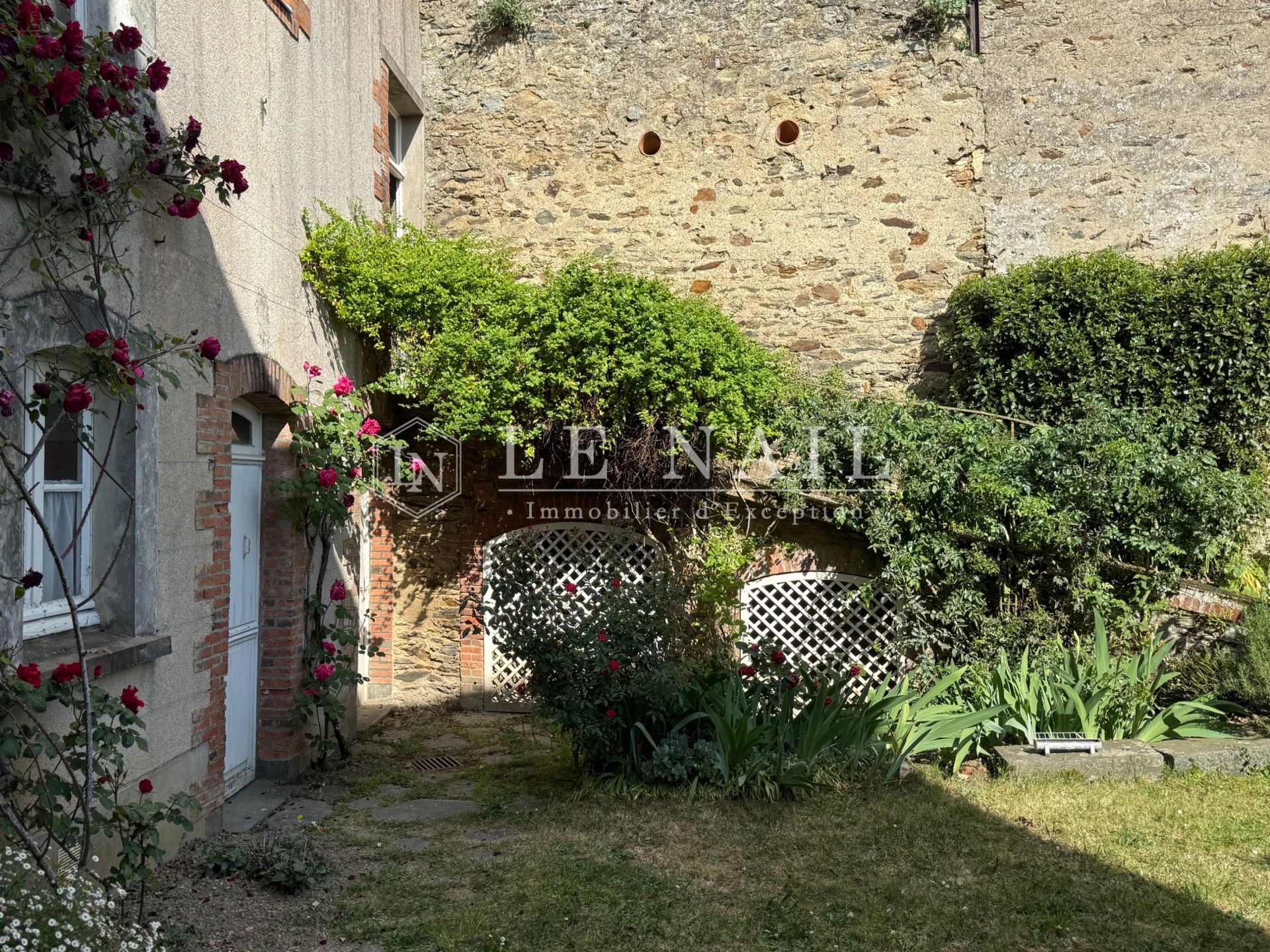 maison de ville 11 pièces en vente à CHATEAU GONTIER (53200)
