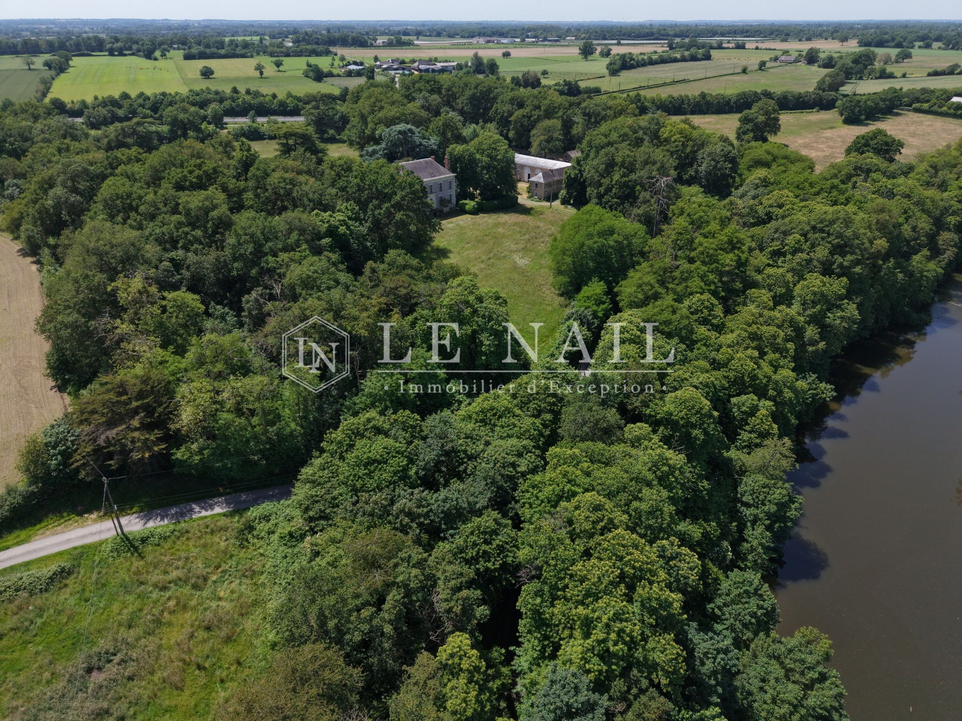 castle 10 rooms for sale on LE LION D ANGERS (49220)