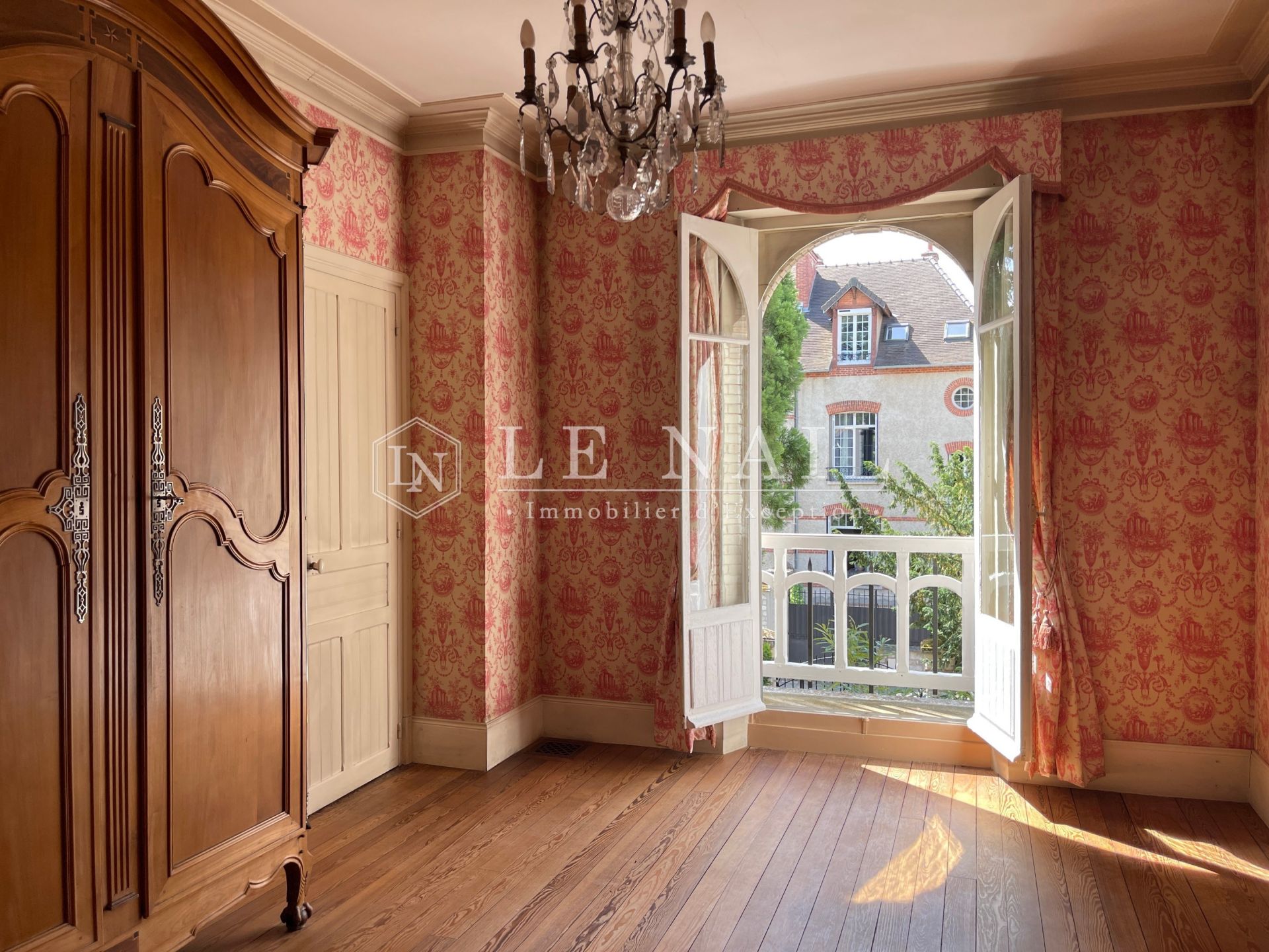 villa 11 rooms for sale on FONTAINEBLEAU (77300)