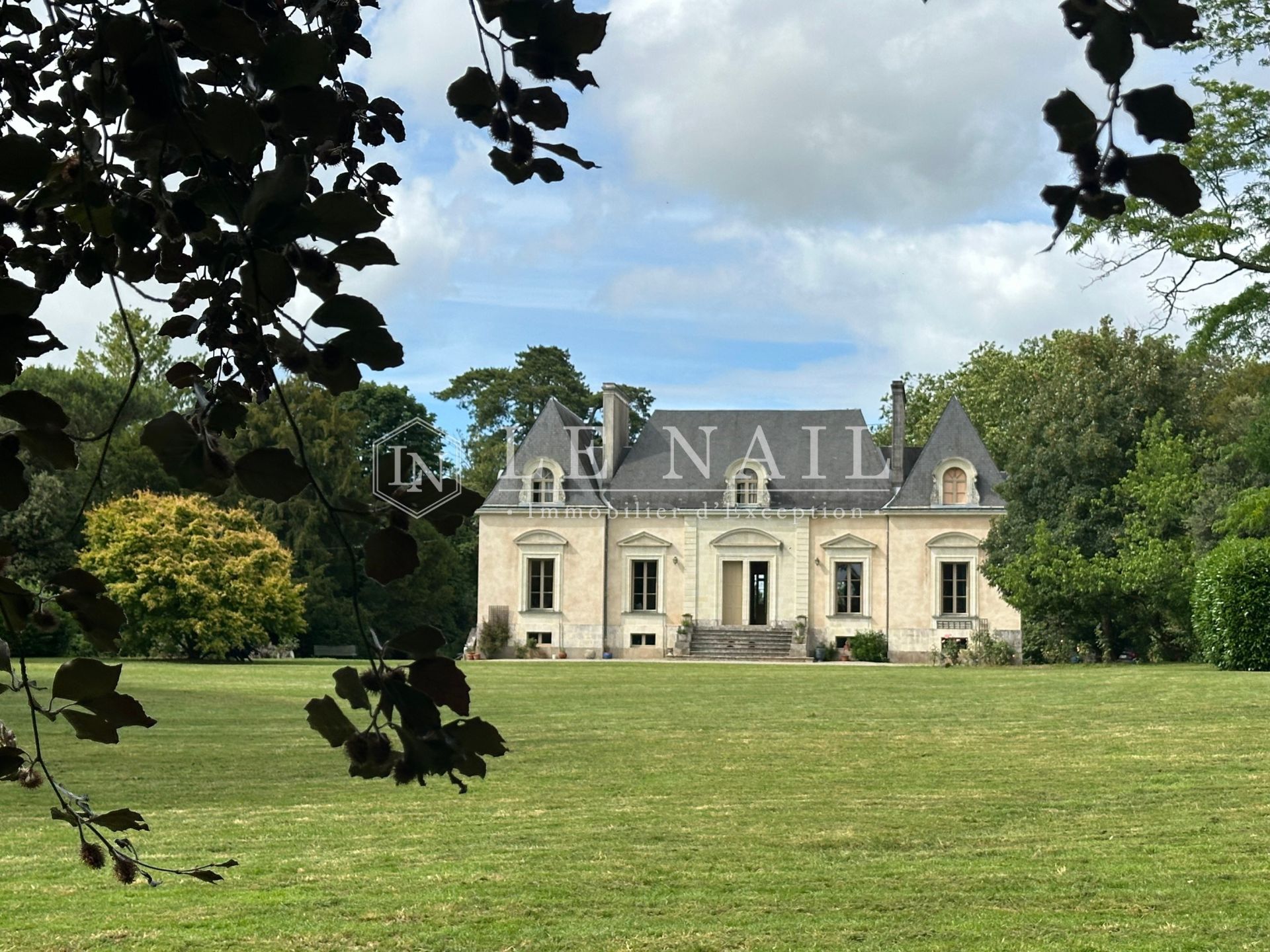 castle 13 rooms for sale on LE PELLERIN (44640)