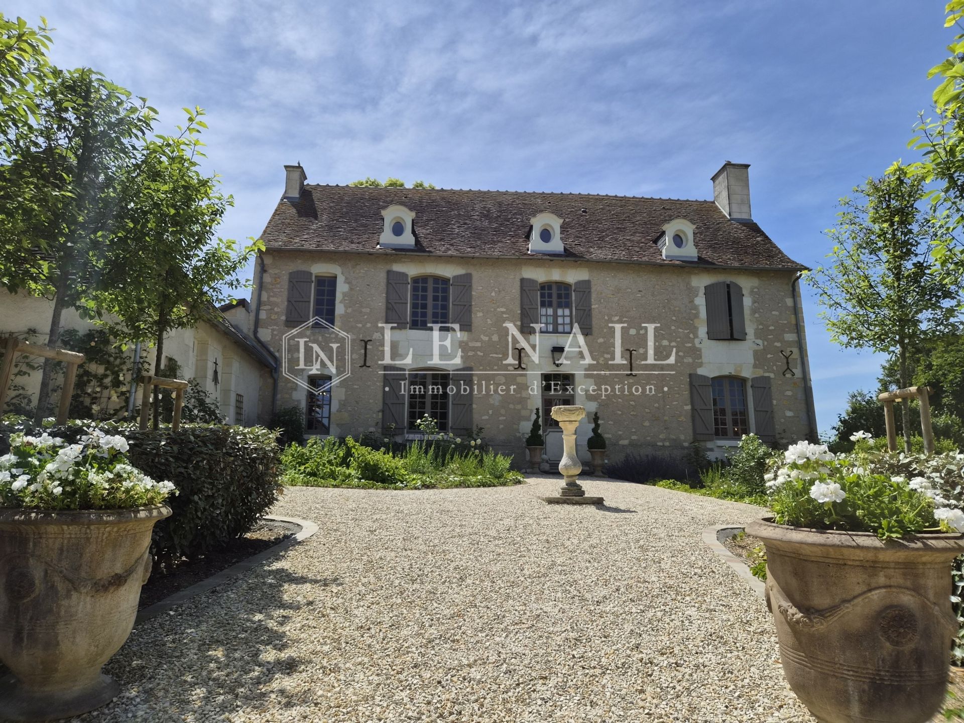 mansion 9 rooms for sale on LOCHES (37600)
