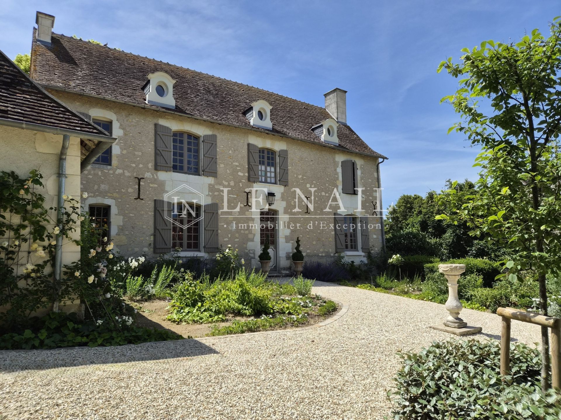 mansion 9 rooms for sale on LOCHES (37600)