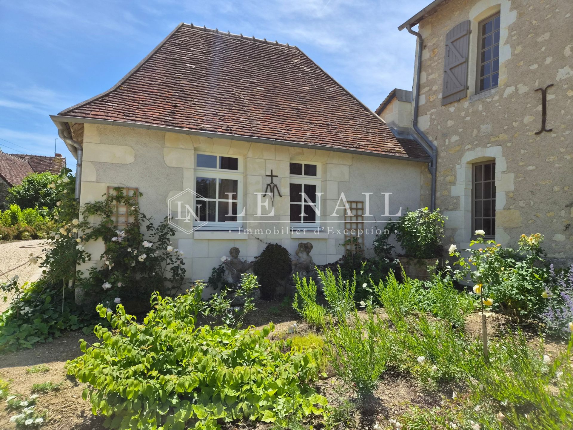 mansion 9 rooms for sale on LOCHES (37600)
