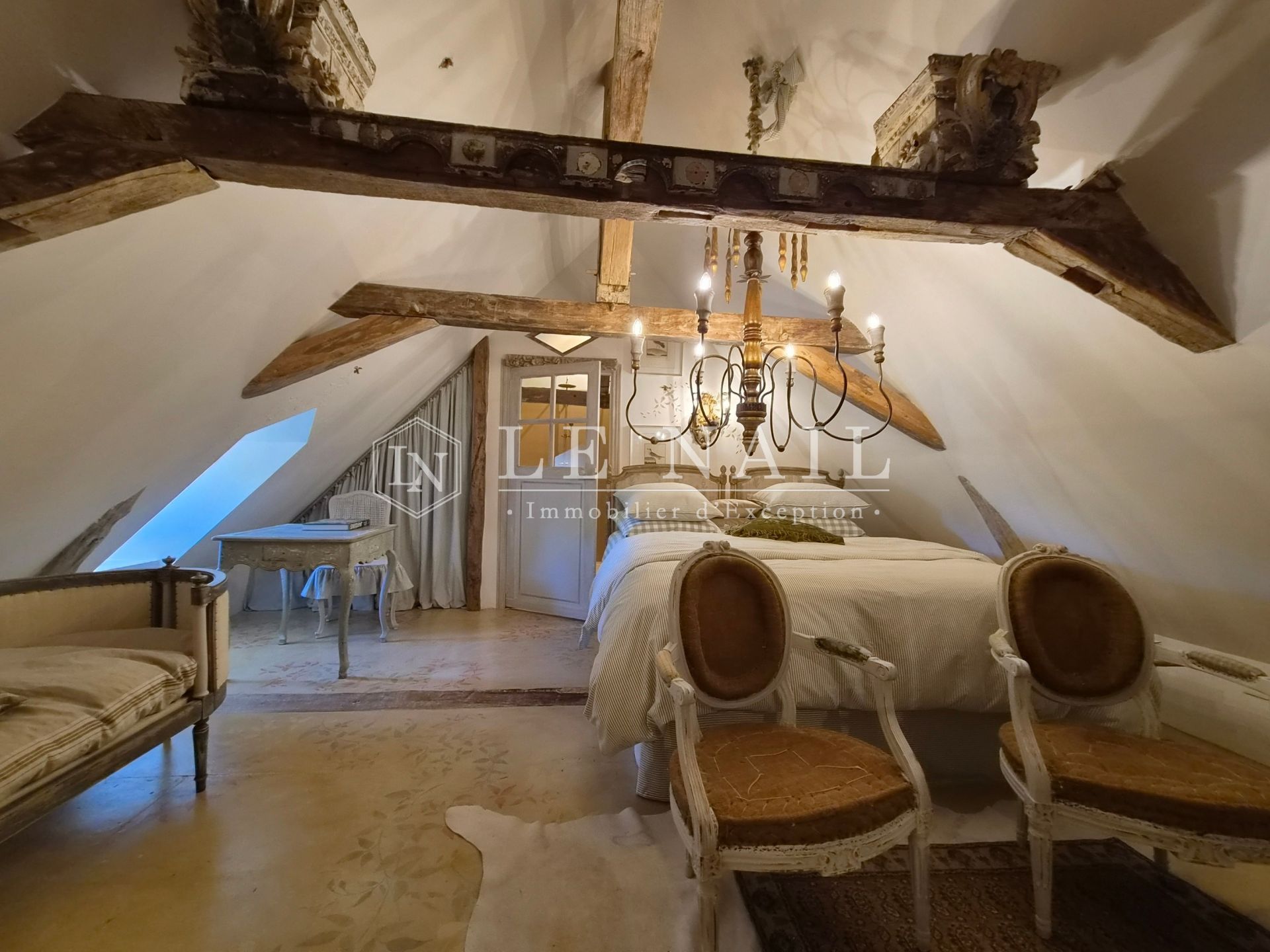 mansion 9 rooms for sale on LOCHES (37600)