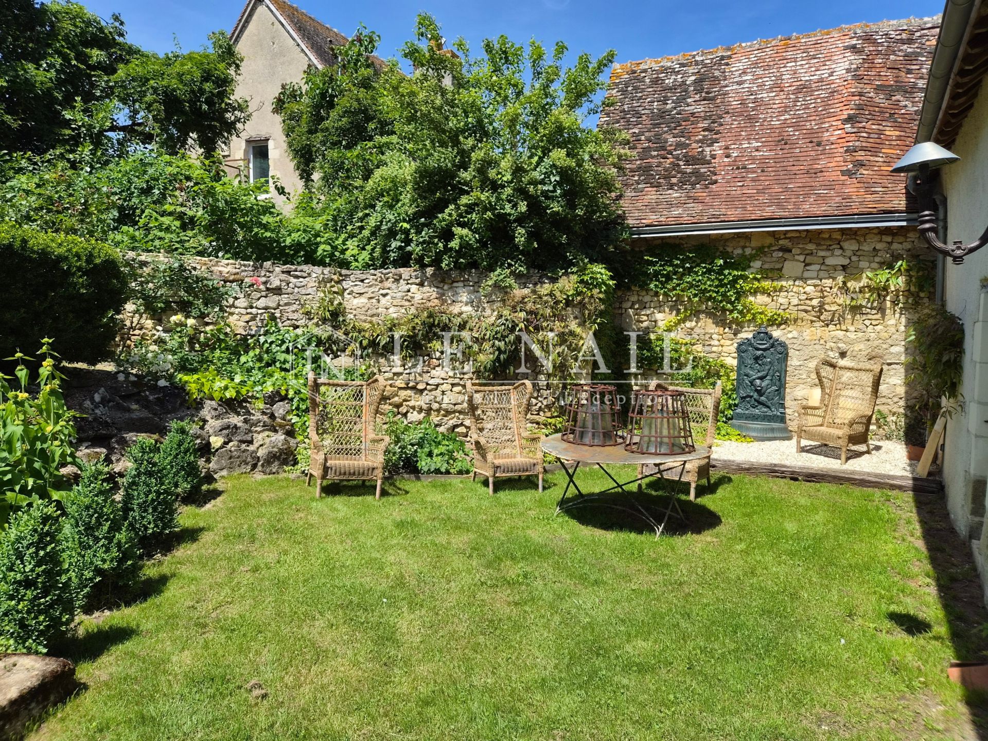 mansion 9 rooms for sale on LOCHES (37600)