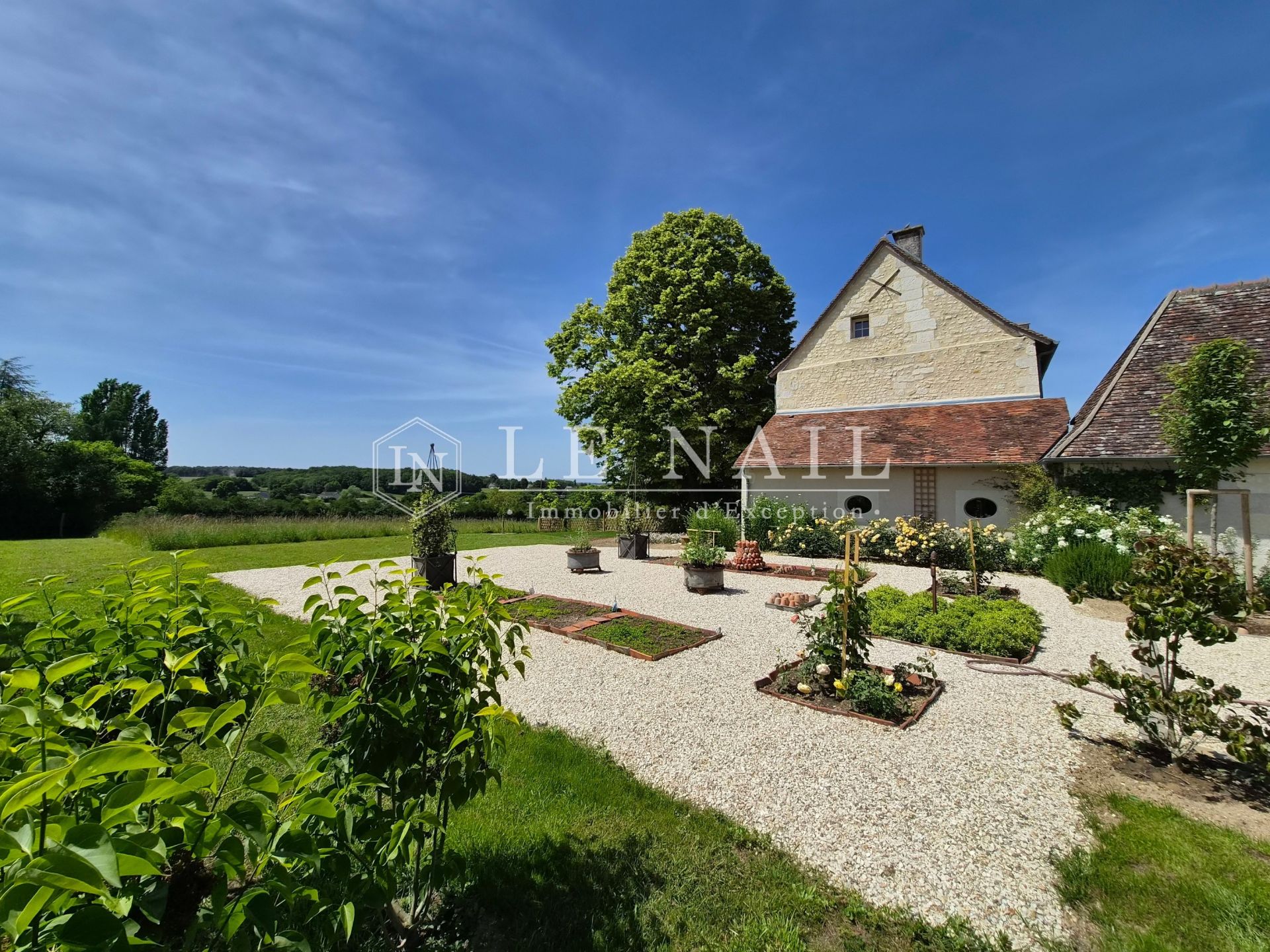 mansion 9 rooms for sale on LOCHES (37600)
