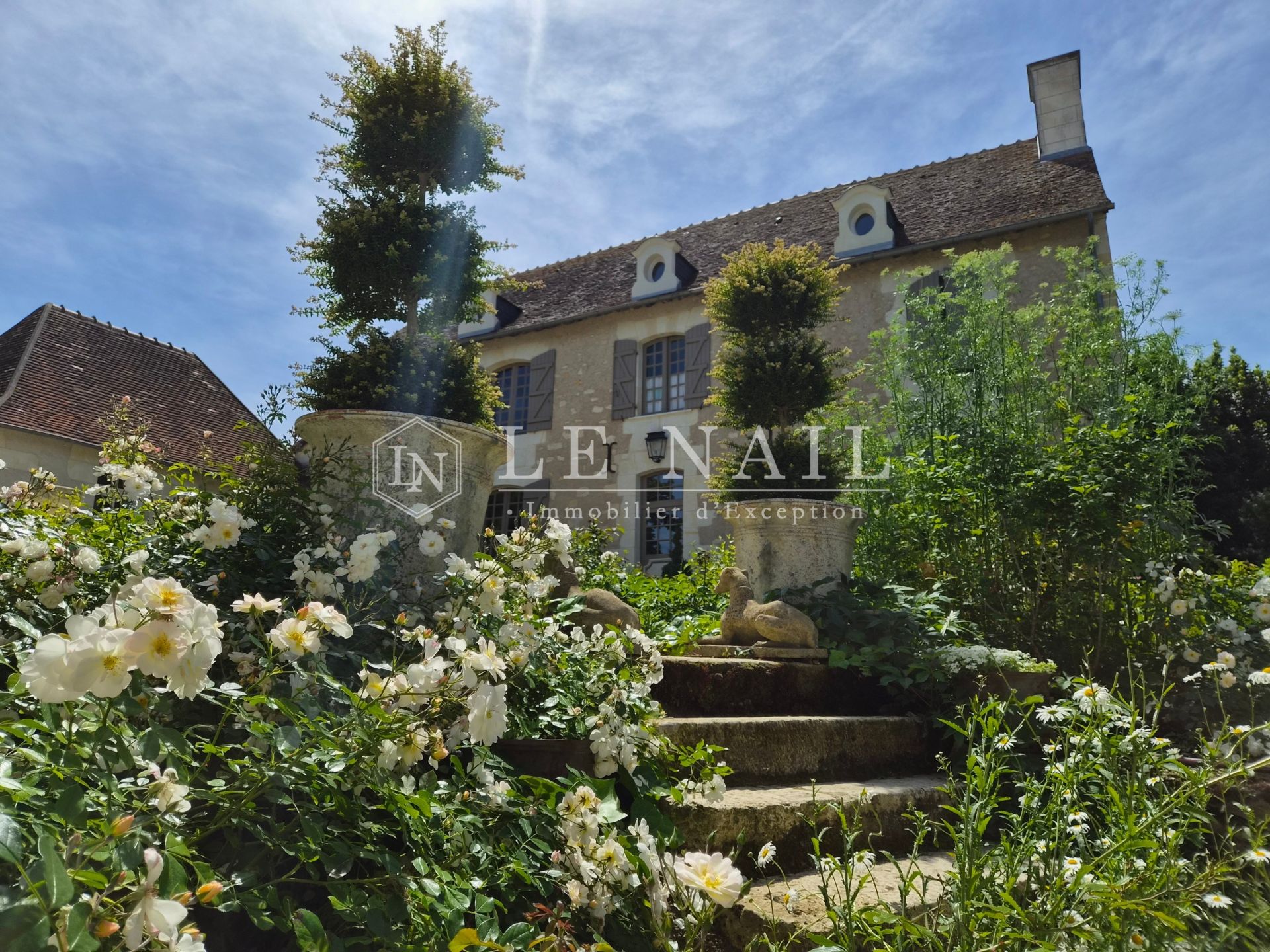 mansion 9 rooms for sale on LOCHES (37600)