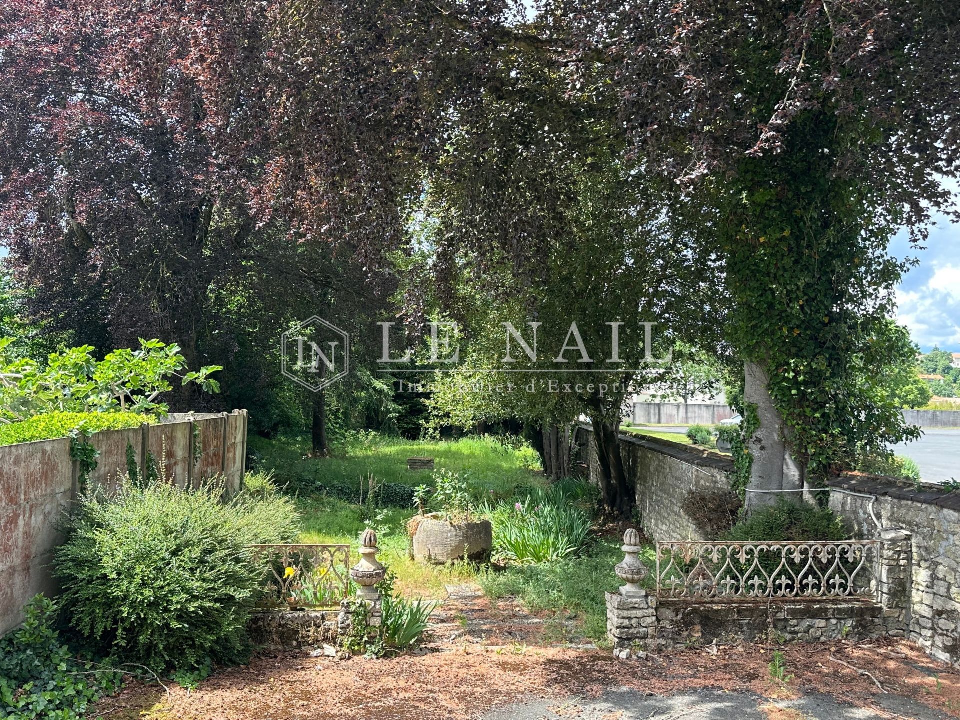 mansion 7 rooms for sale on FONTENAY LE COMTE (85200)