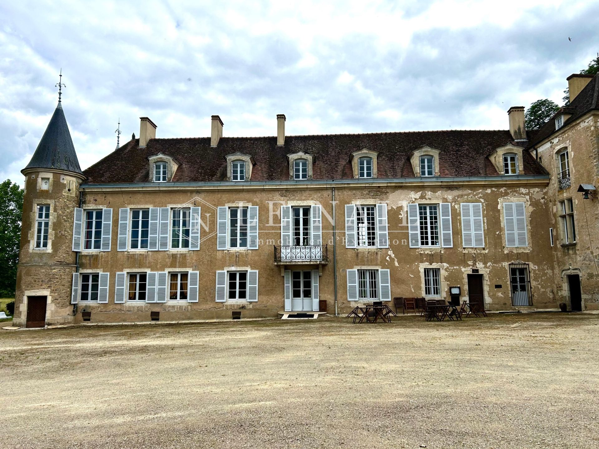castle 36 rooms for sale on AVALLON (89200)