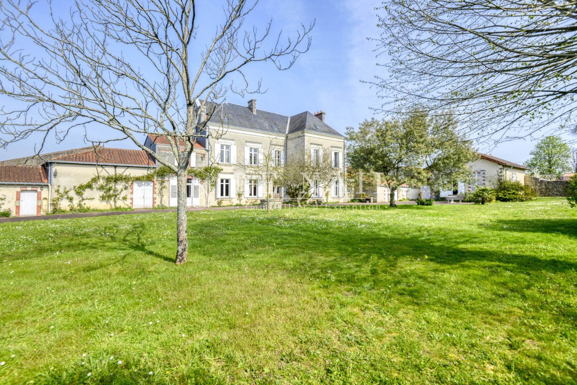 property 12 rooms for sale on VALLET (44330)