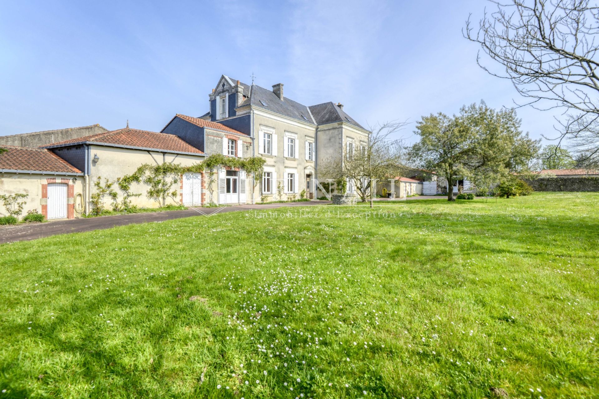 property 12 rooms for sale on VALLET (44330)