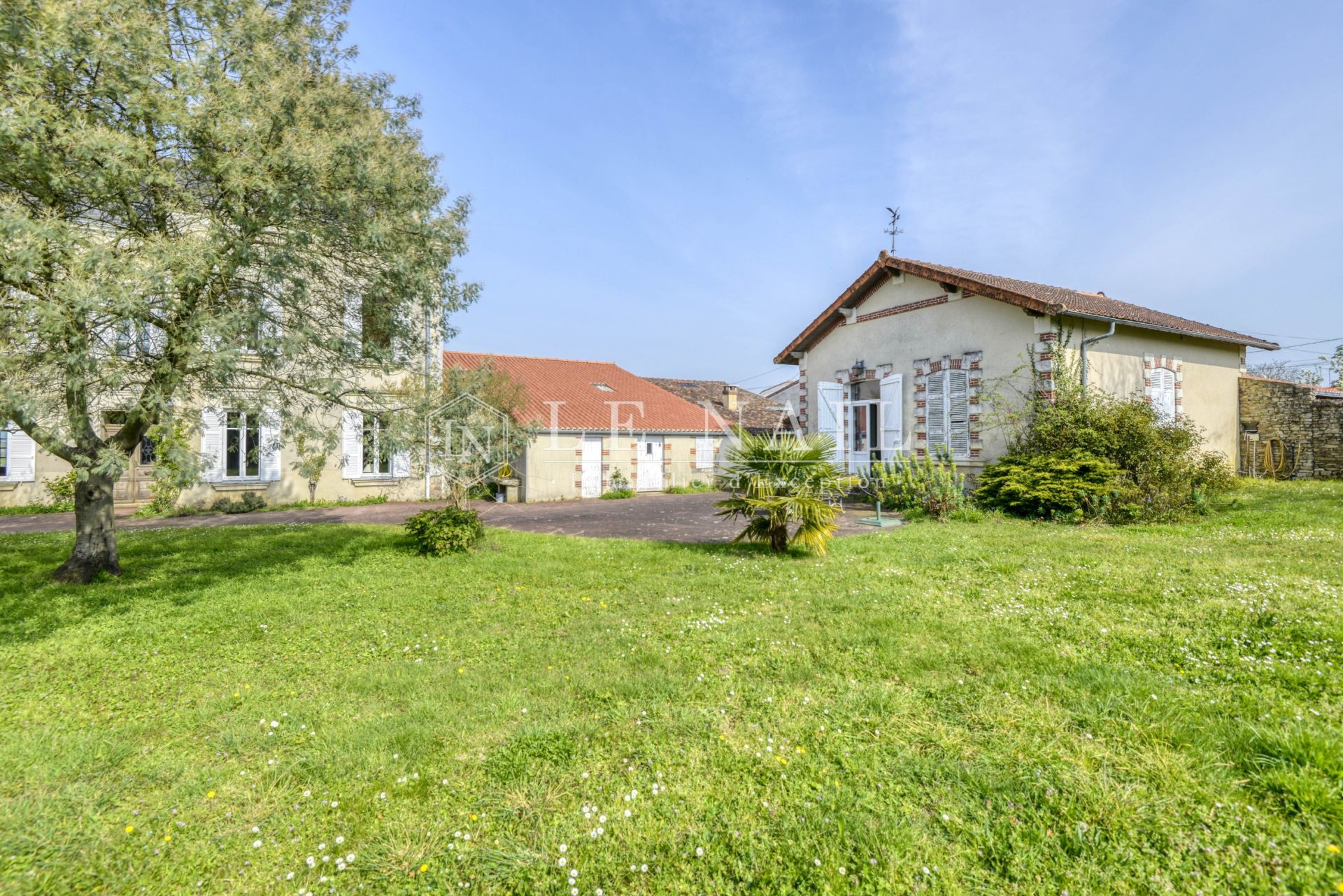 property 12 rooms for sale on VALLET (44330)