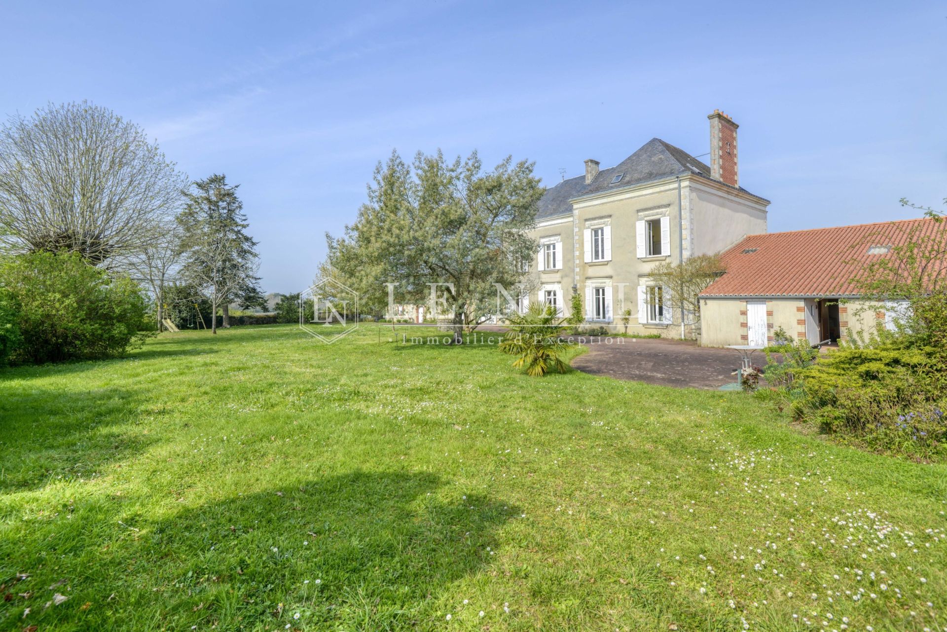 property 12 rooms for sale on VALLET (44330)