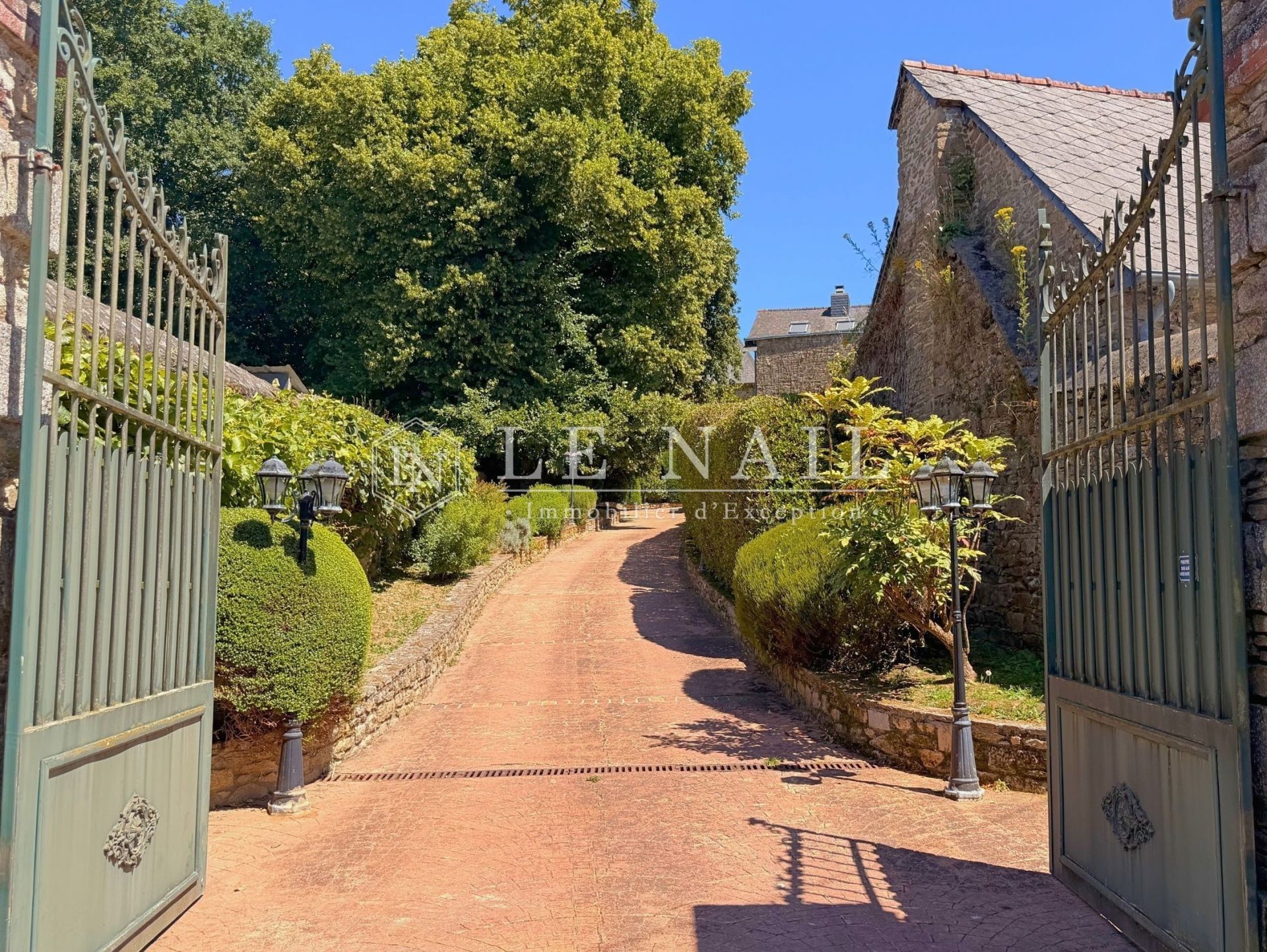 castle 9 rooms for sale on MONCONTOUR (22510)