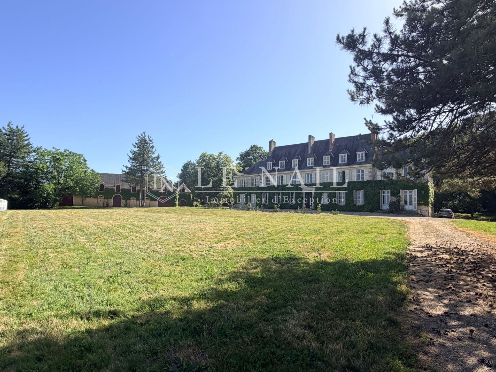 château 16 pièces en vente à AIRVAULT (79600)