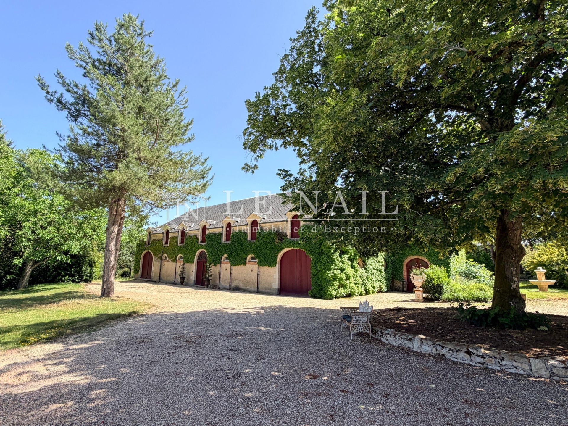 château 16 pièces en vente à AIRVAULT (79600)