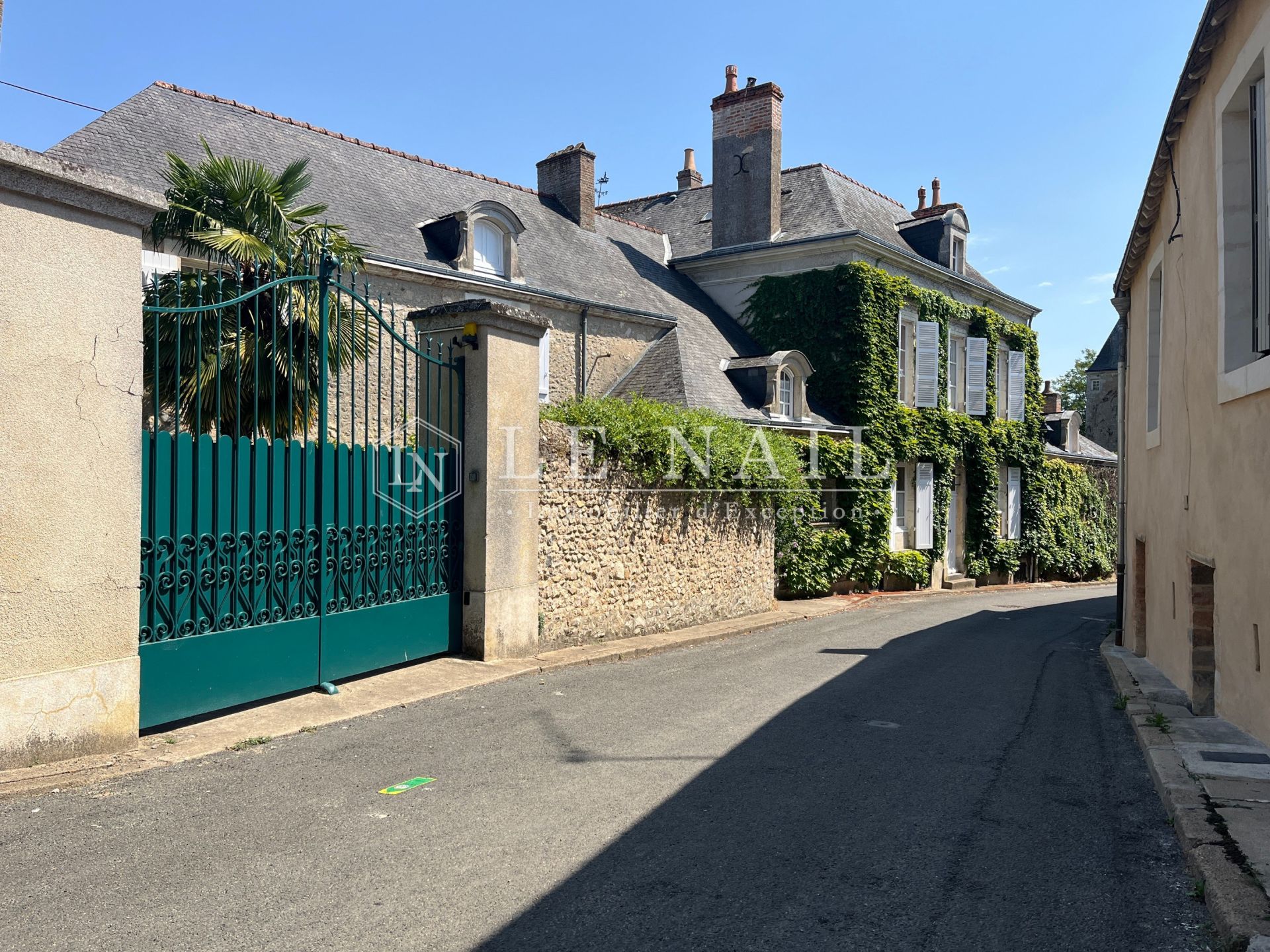 mansion 16 rooms for sale on SABLE SUR SARTHE (72300)