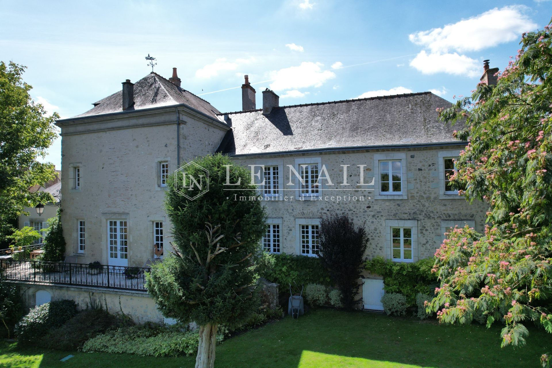 mansion 16 rooms for sale on SABLE SUR SARTHE (72300)