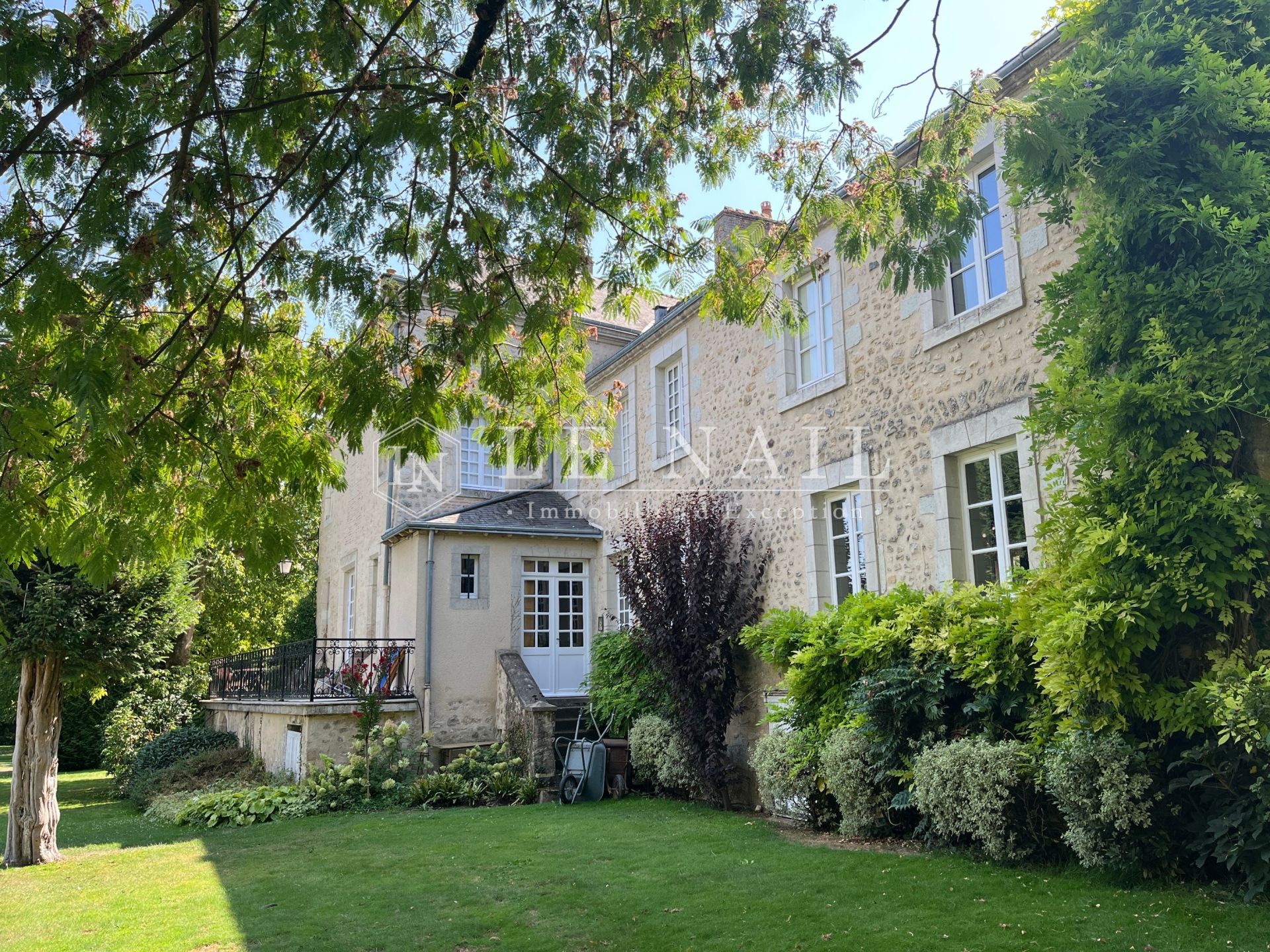 mansion 16 rooms for sale on SABLE SUR SARTHE (72300)