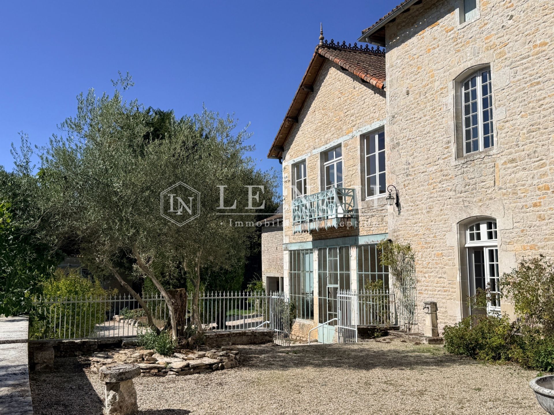 house 17 rooms for sale on RUFFEC (16700)