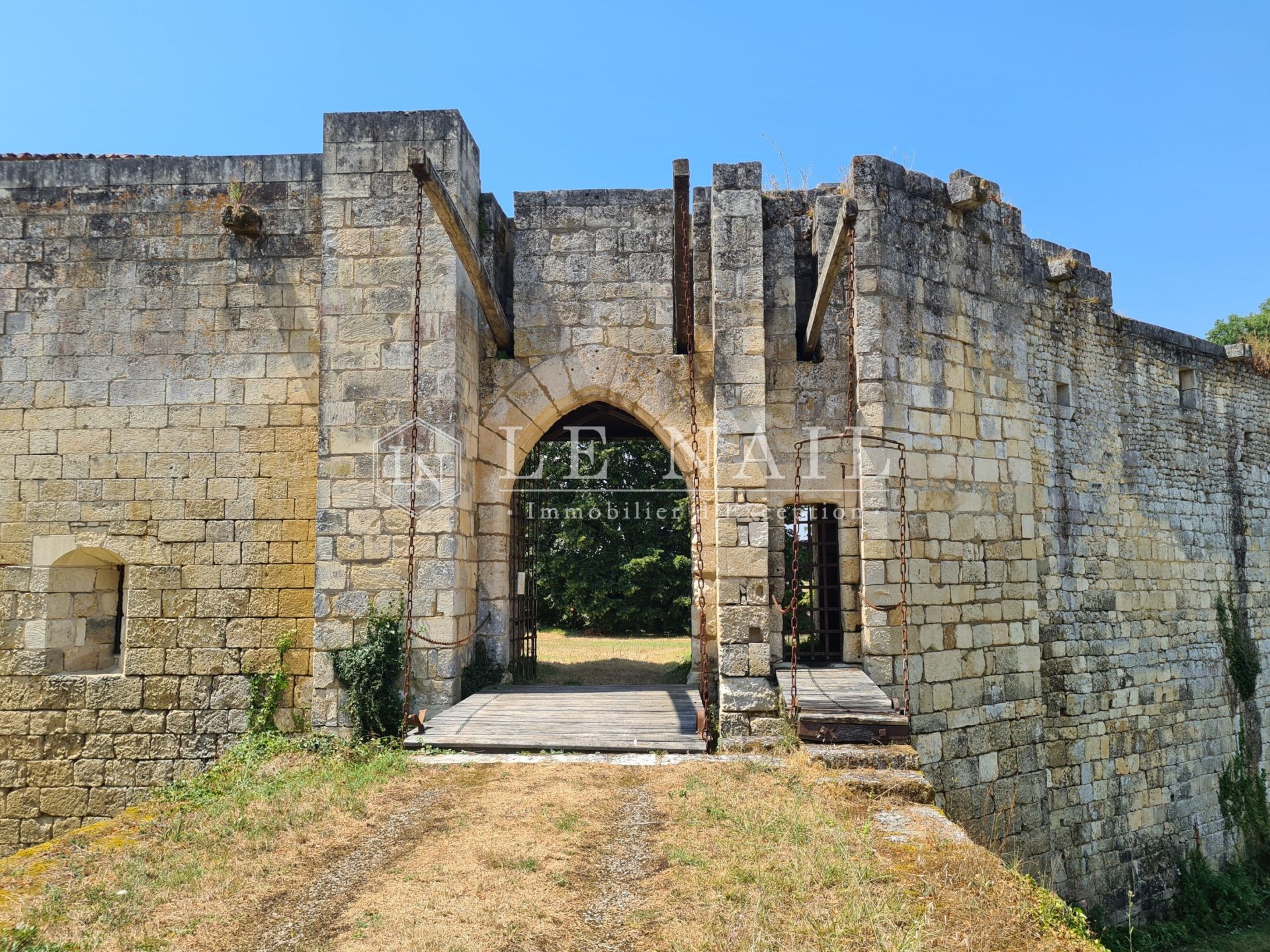 castle 12 rooms for sale on SAINTES (17100)