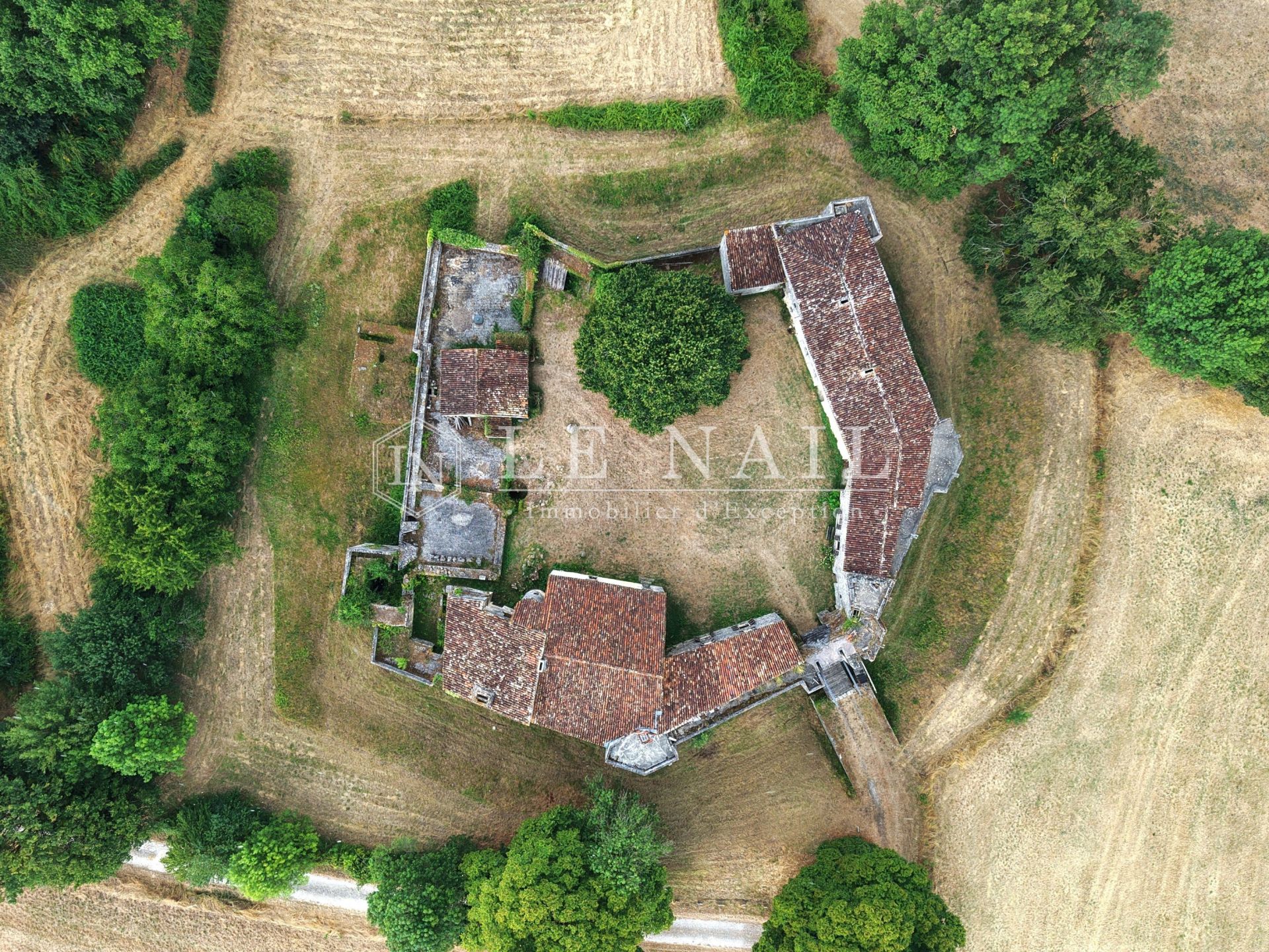 castle 12 rooms for sale on SAINTES (17100)