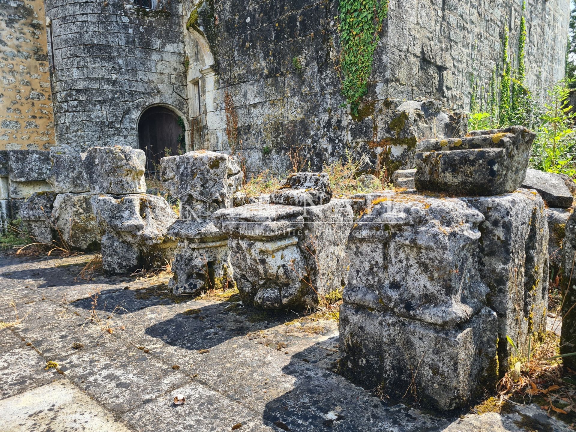 castle 12 rooms for sale on SAINTES (17100)