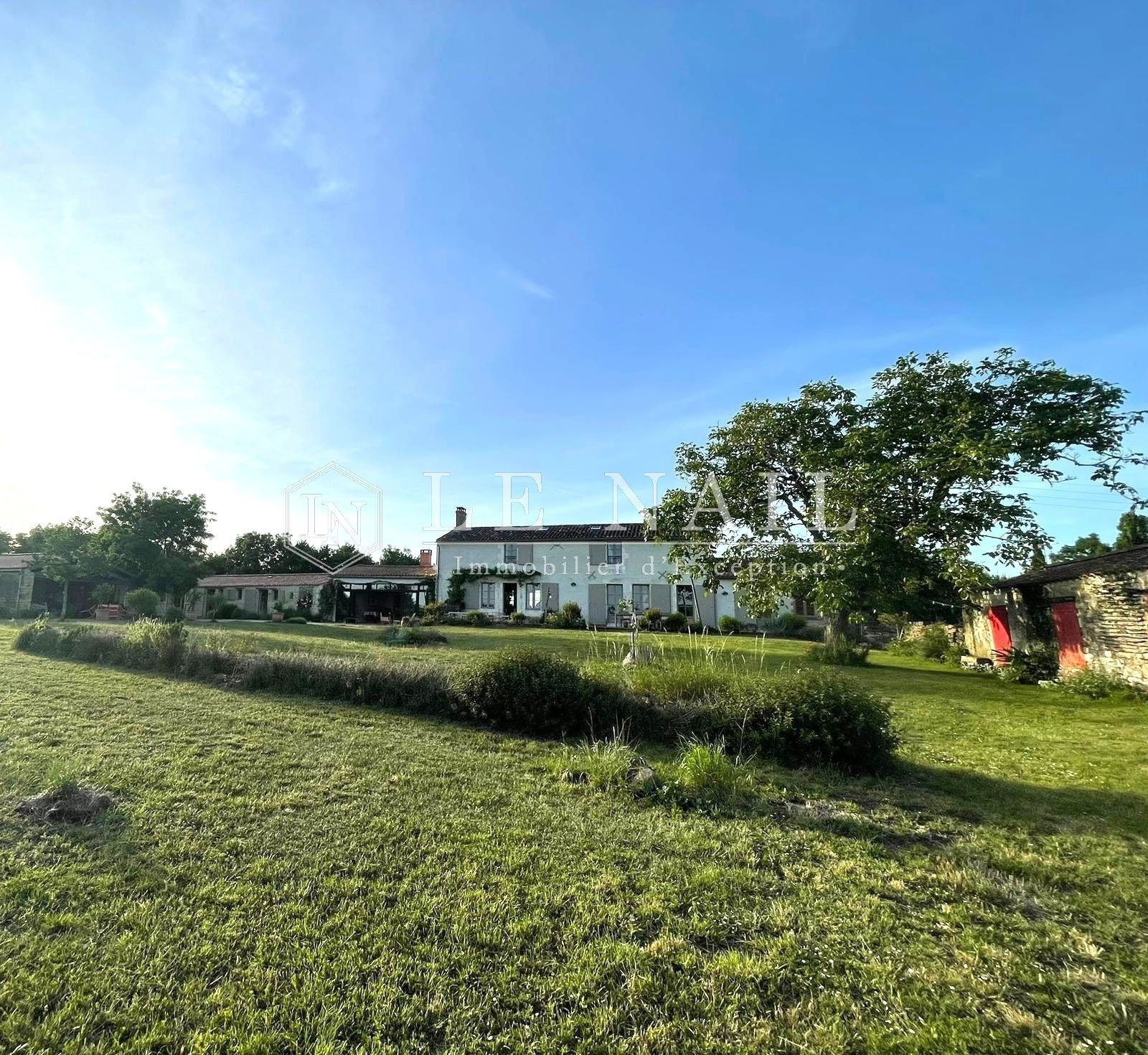 propriété 10 pièces en vente à MOUTIERS LES MAUXFAITS (85540)