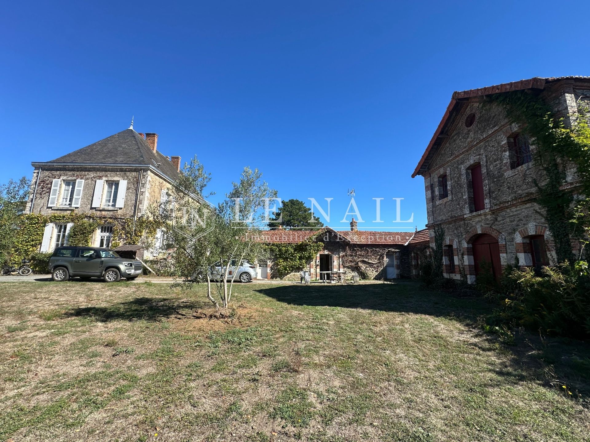 maison de maître 10 pièces en vente à MOUTIERS SUR LE LAY (85320)