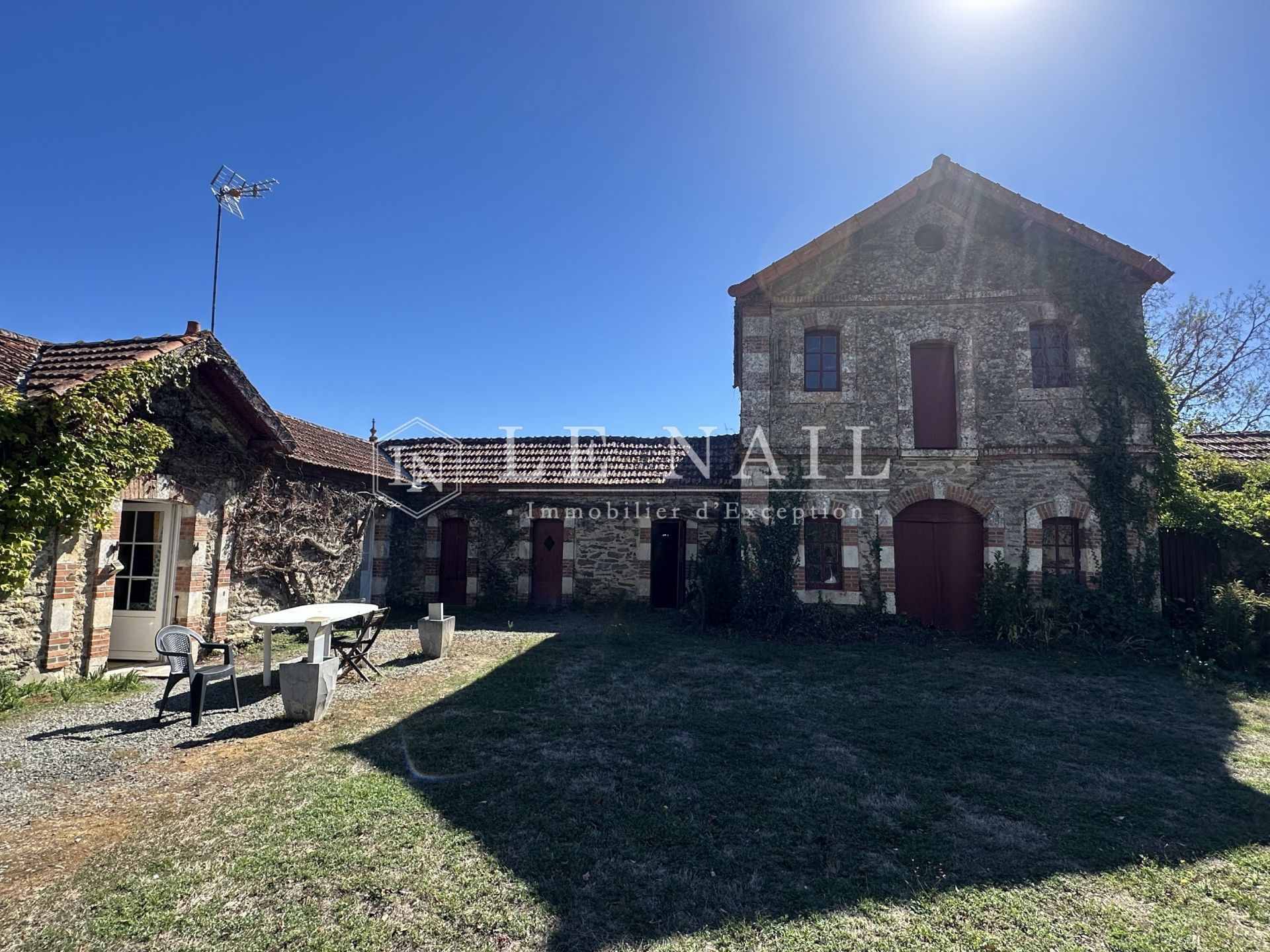 maison de maître 10 pièces en vente à MOUTIERS SUR LE LAY (85320)