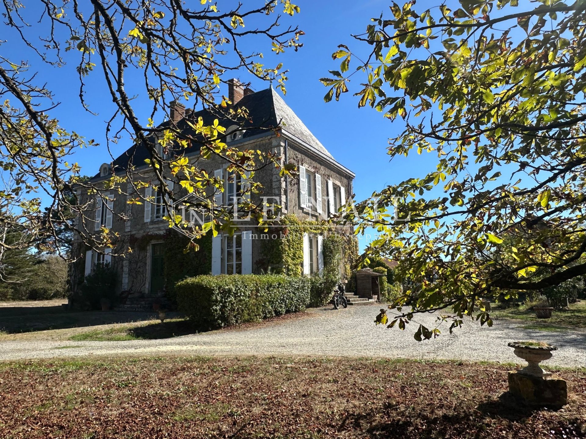 maison de maître 10 pièces en vente à MOUTIERS SUR LE LAY (85320)