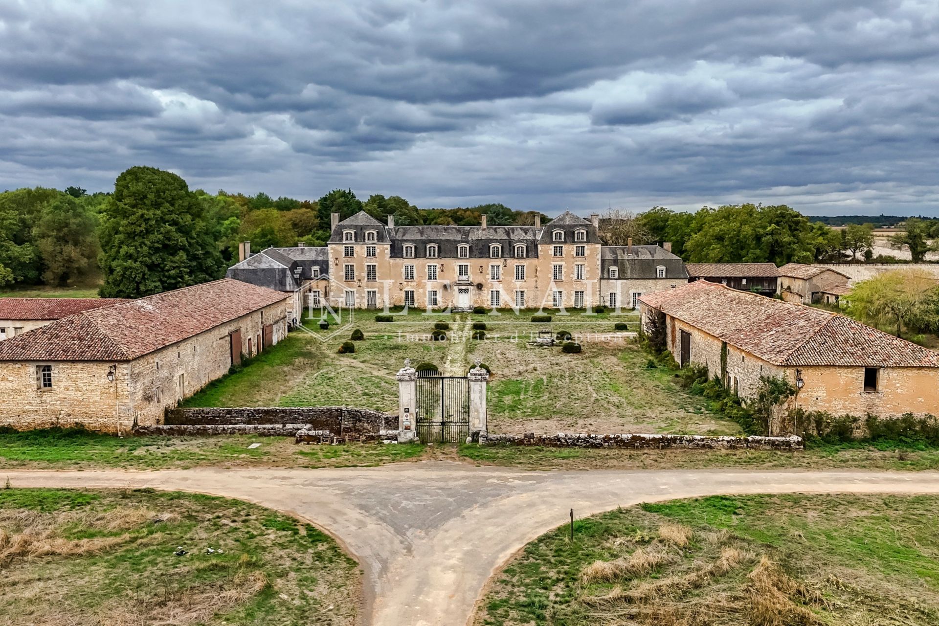 château 25 pièces en vente à CIVRAY (86400) - Plus de details