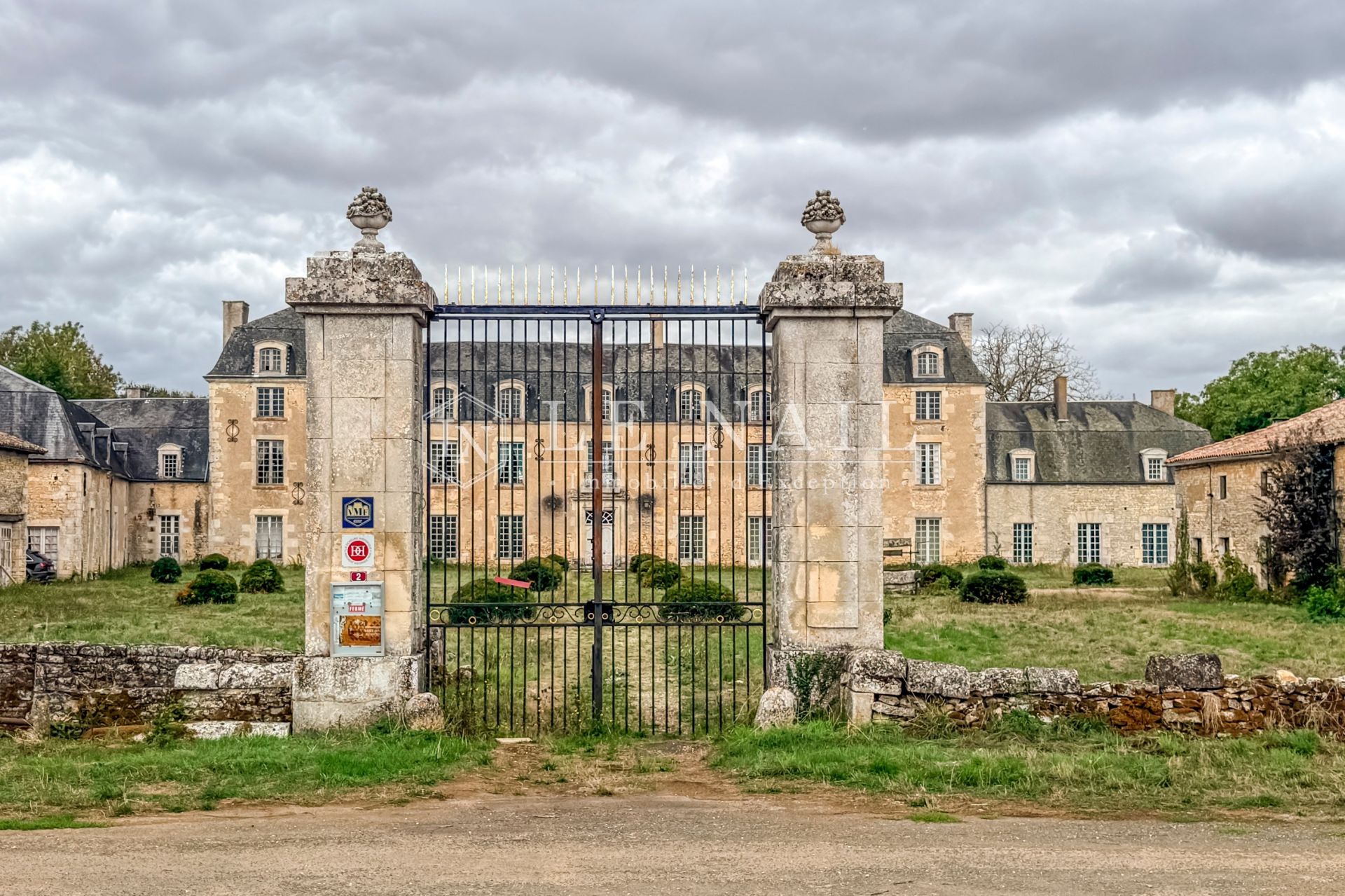 château 25 pièces en vente à CIVRAY (86400)