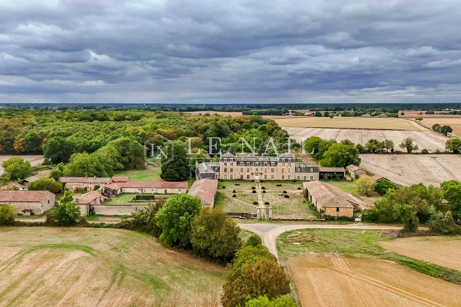château 25 pièces en vente à CIVRAY (86400)