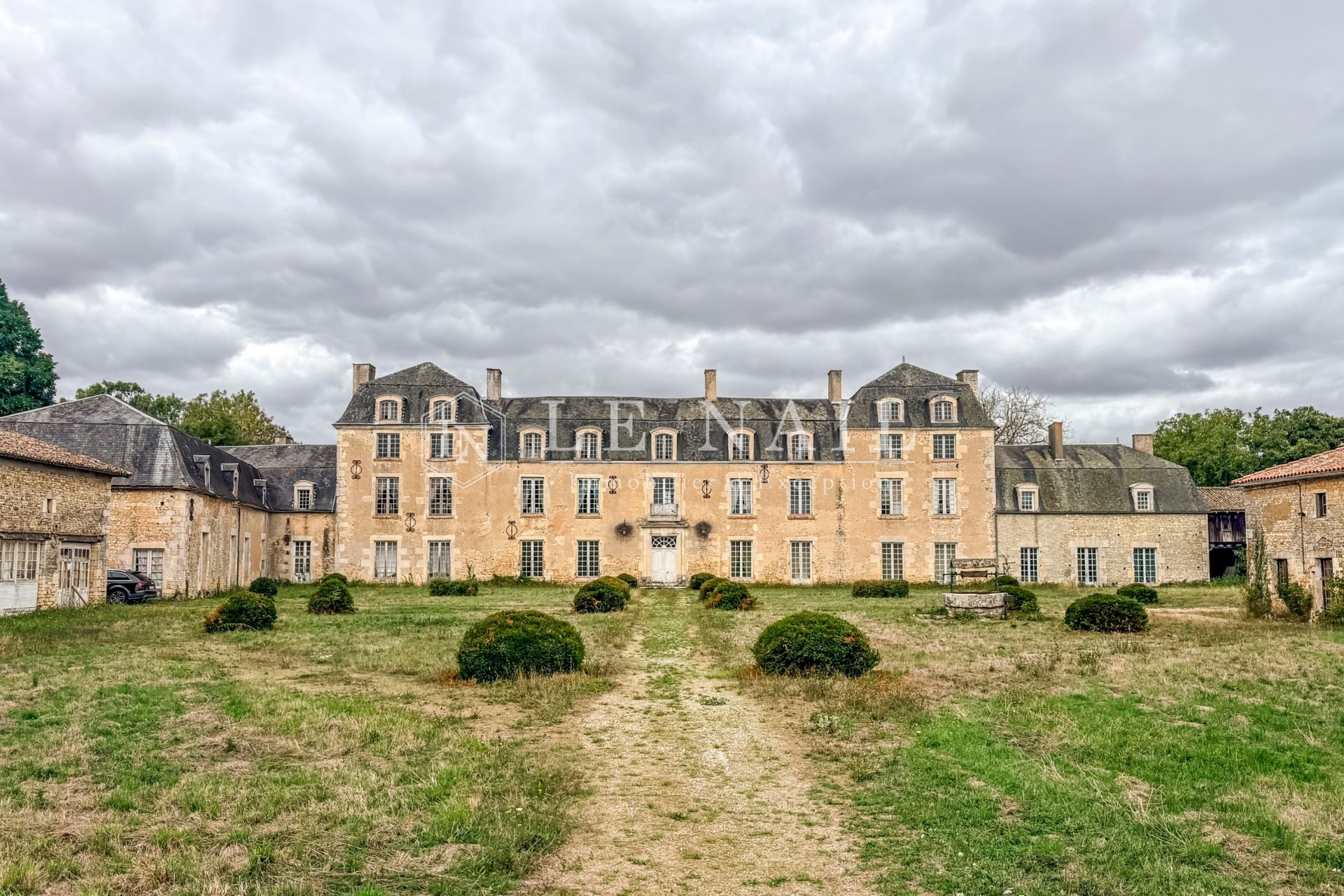 château 25 pièces en vente à CIVRAY (86400)