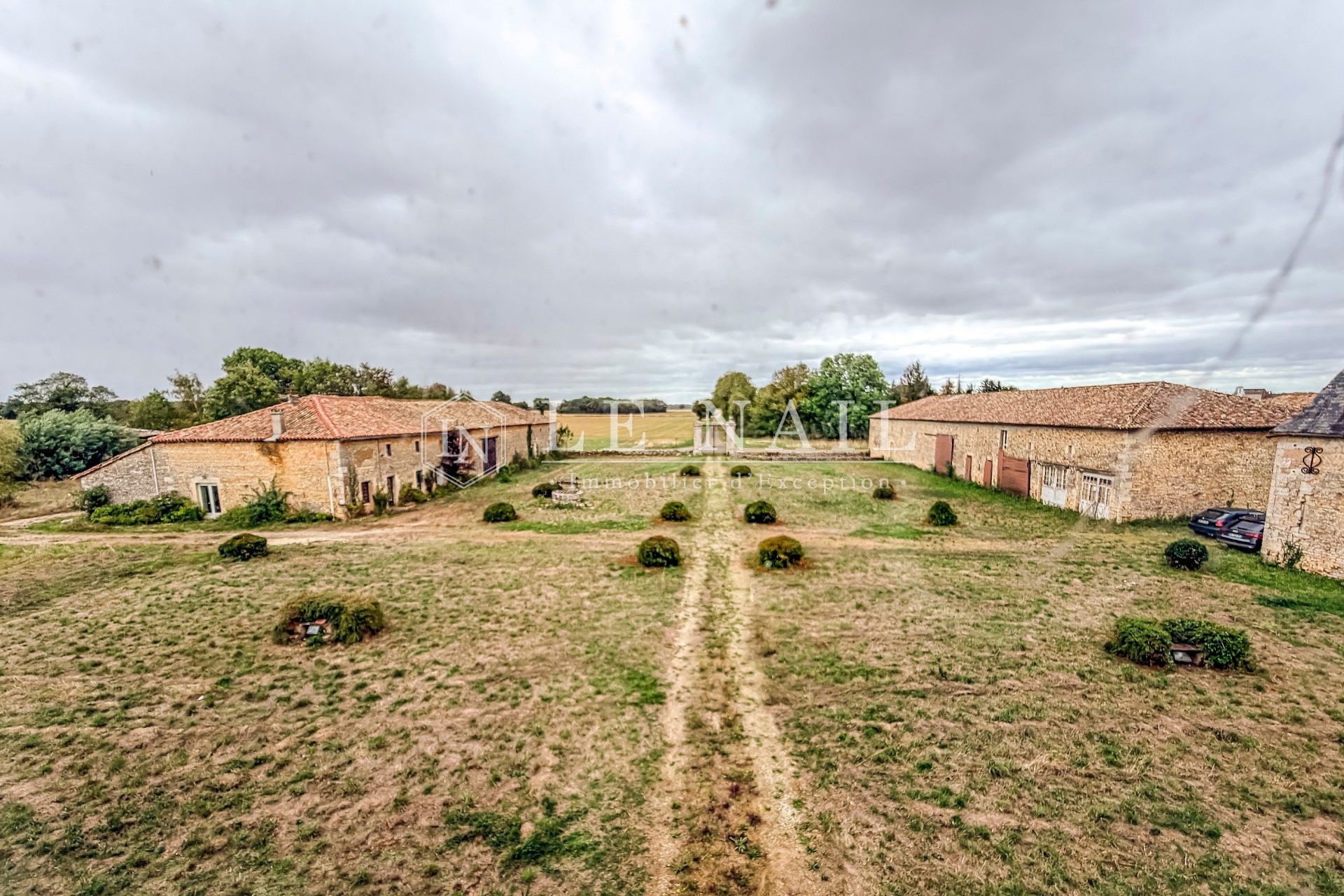 château 25 pièces en vente à CIVRAY (86400)